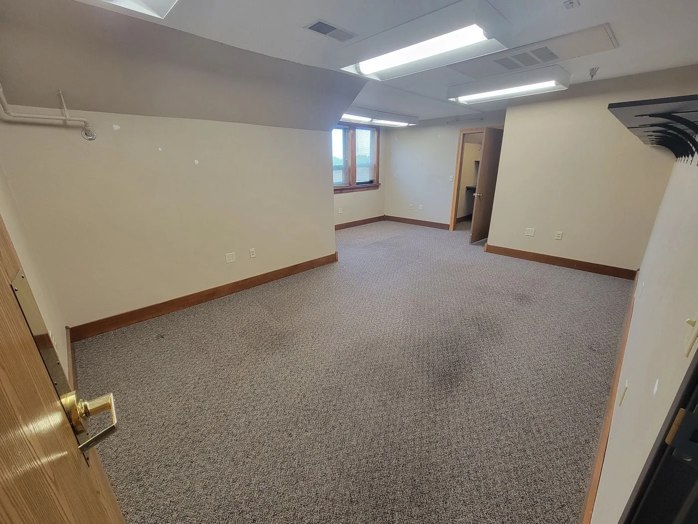 Photo 2 of 100 N Krohn Pl, Sioux Falls, SD 57103