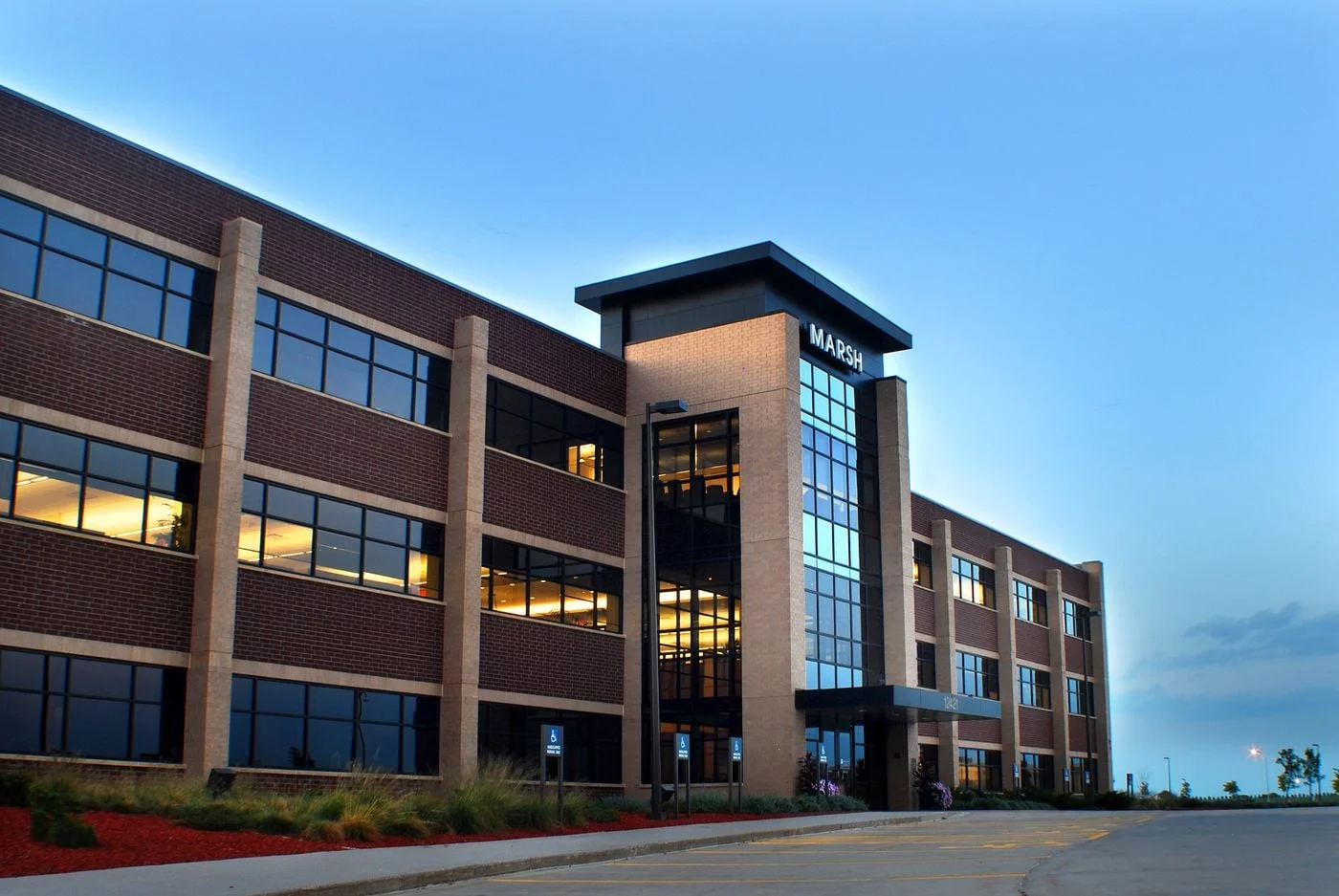 Photo 2 of 12421 Meredith Dr, Urbandale, IA 50323