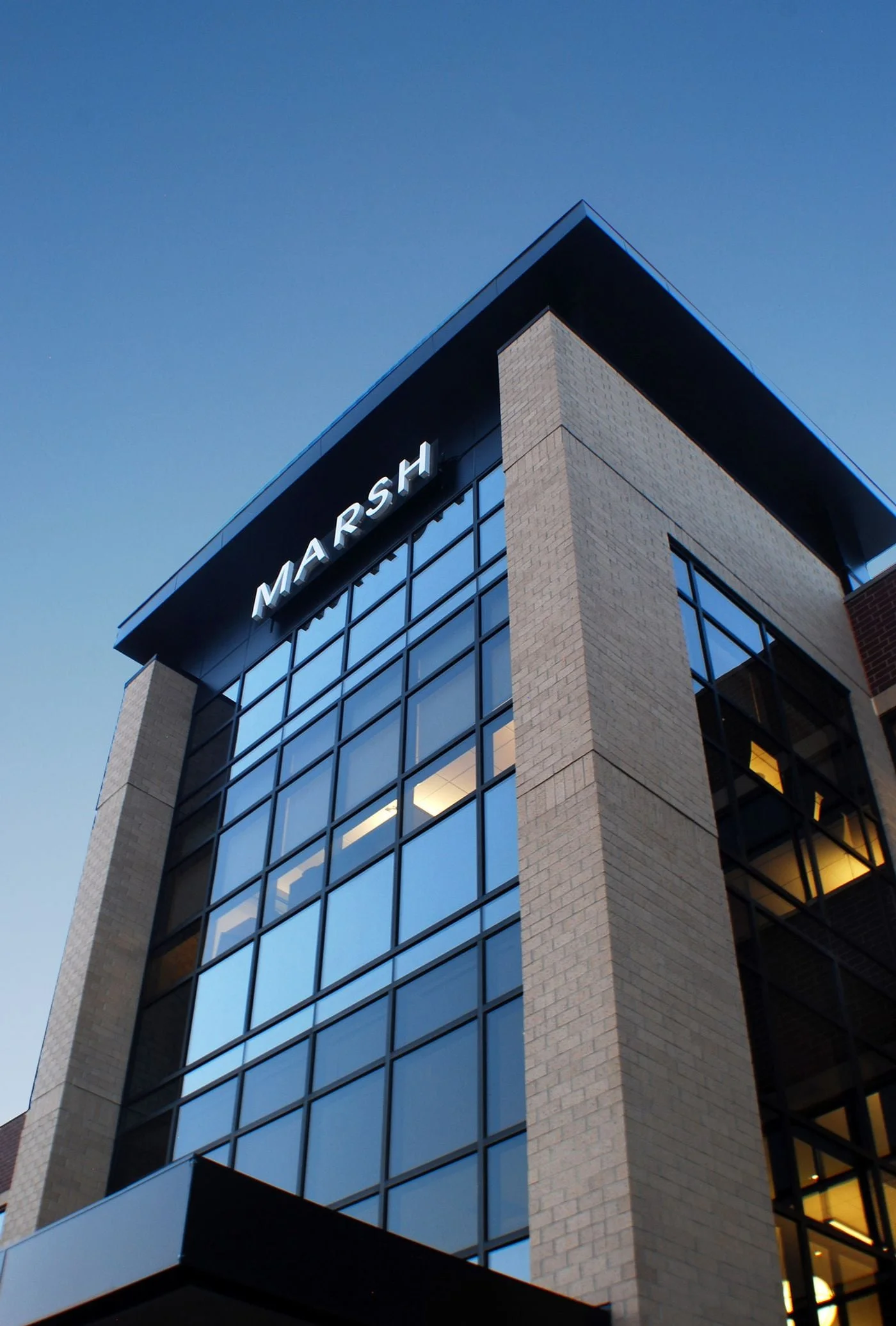 Photo 3 of 12421 Meredith Dr, Urbandale, IA 50323