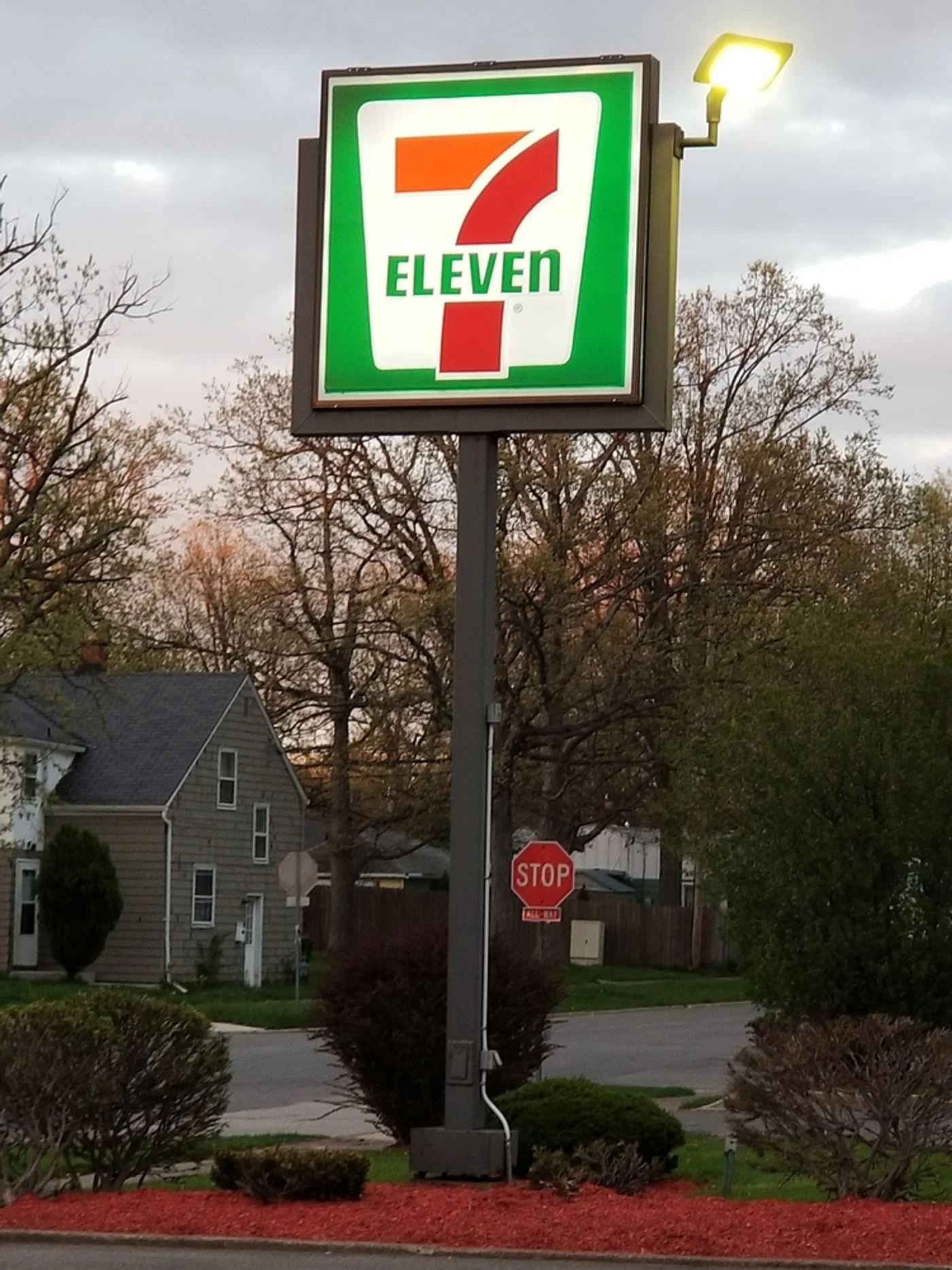 Photo 3 of 43 Lincoln Park Dr, Tonawanda, NY 14223