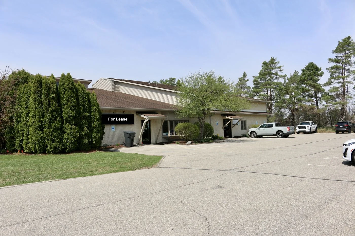 Photo 1 of 2520 W Wackerly St, Midland, MI 48640