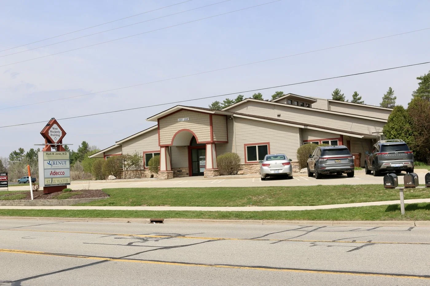 Photo 2 of 2520 W Wackerly St, Midland, MI 48640