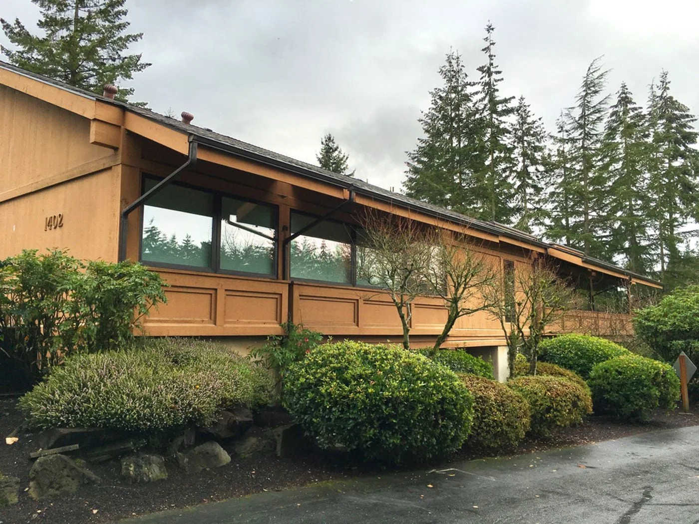 Photo 2 of 1402 140th Pl NE, Bellevue, WA 98007