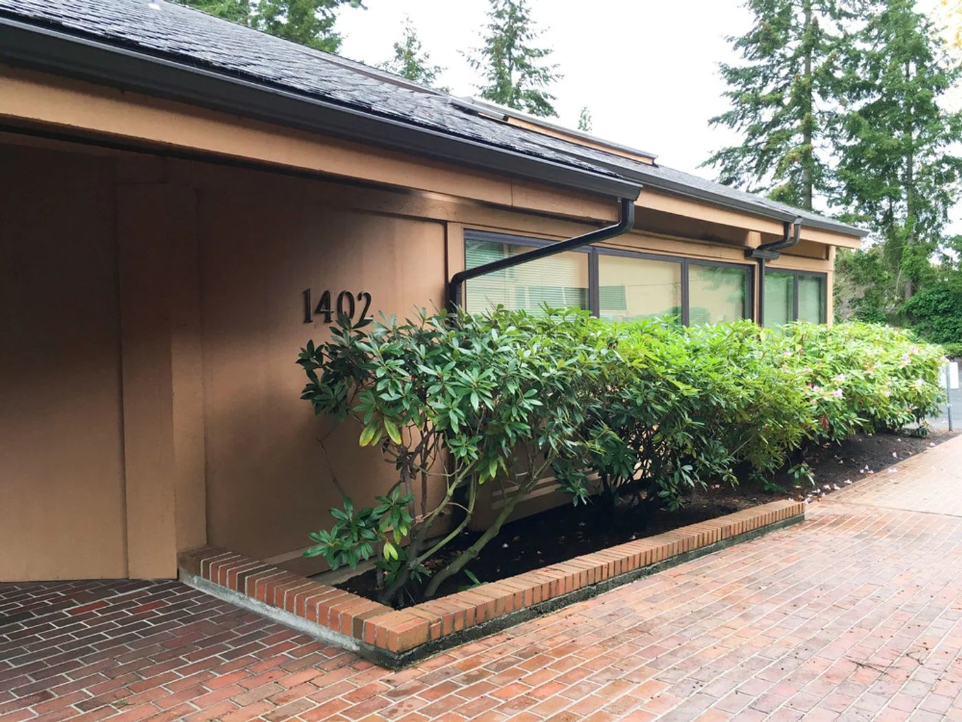 Photo 3 of 1402 140th Pl NE, Bellevue, WA 98007