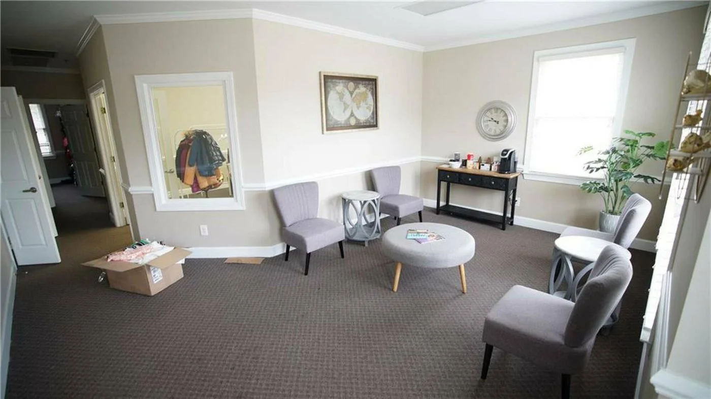 Photo 3 of 295 W Crossville Rd, Roswell, GA 30075