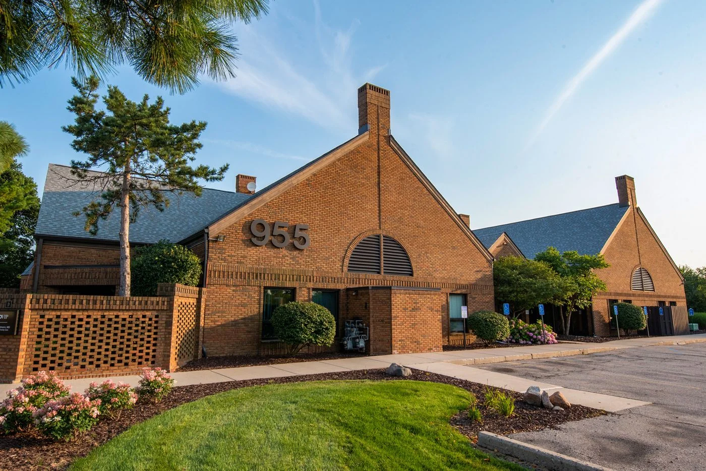 Photo 1 of 955 W Eisenhower Cir, Ann Arbor, MI 48103