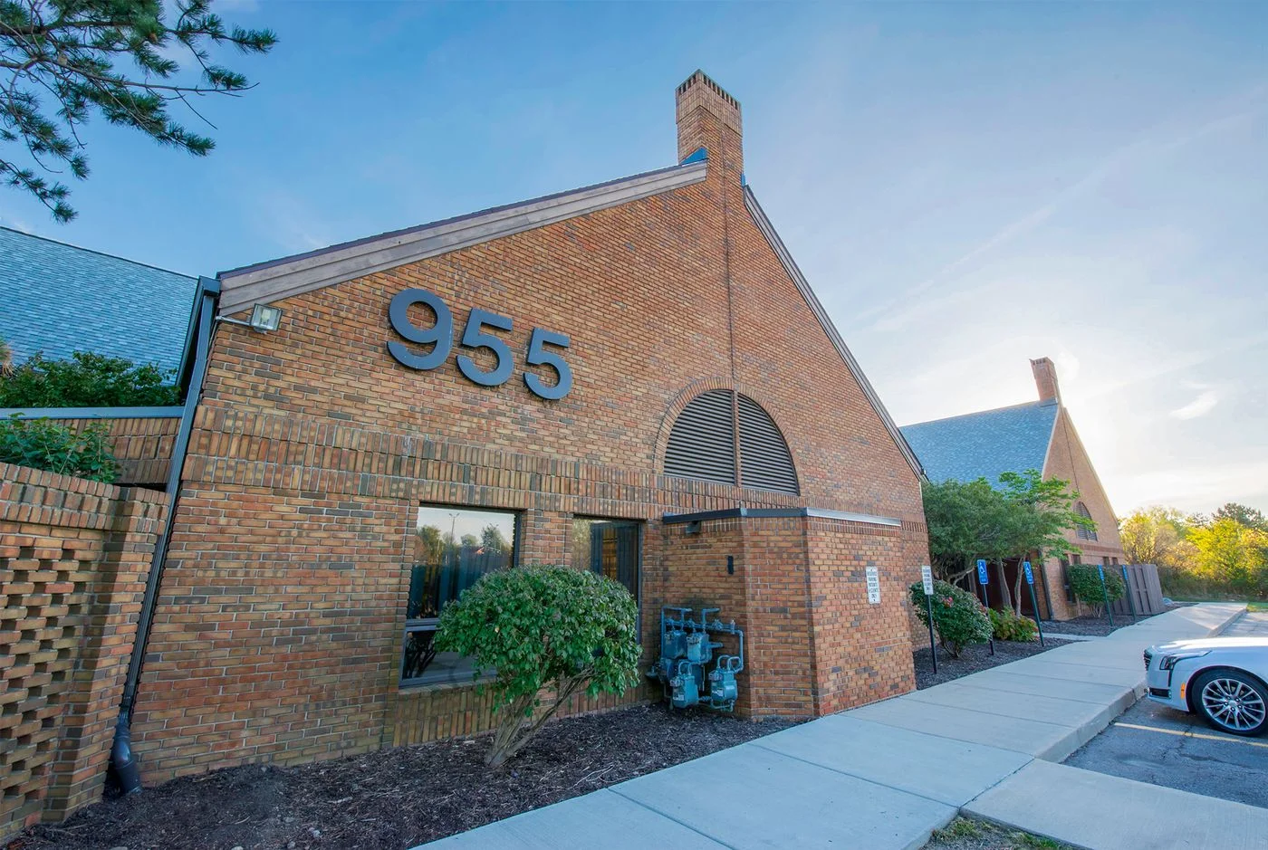 Photo 2 of 955 W Eisenhower Cir, Ann Arbor, MI 48103