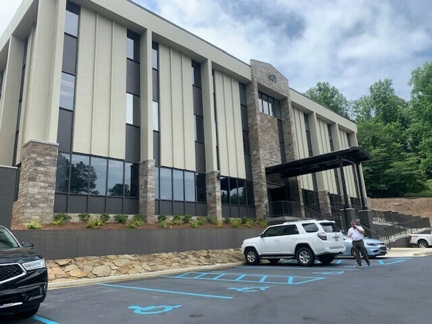 Photo 3 of 601 Vestavia Pkwy, Vestavia, AL 35216