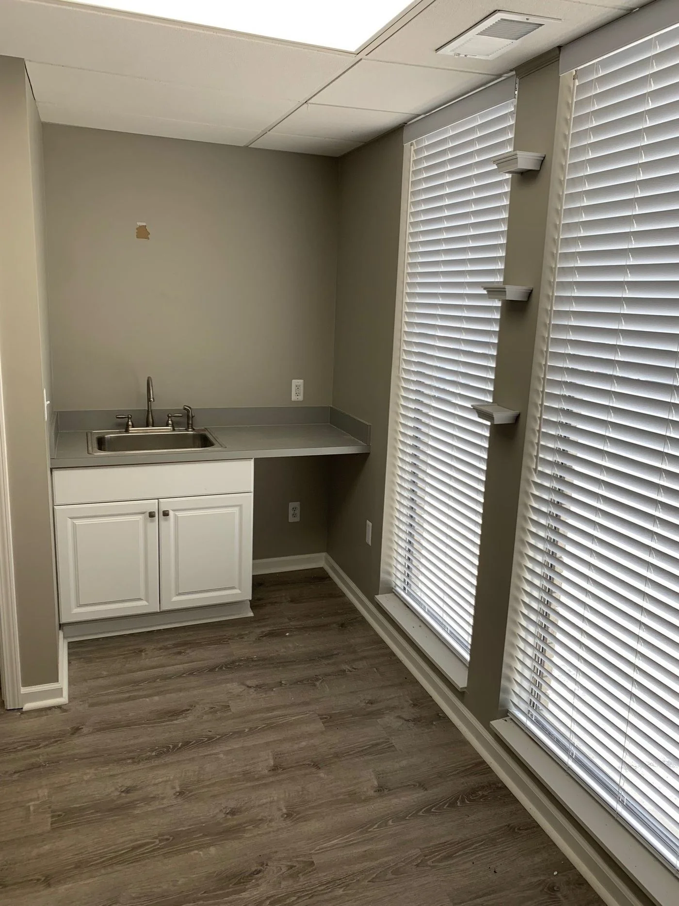 Photo 2 of 29800 Harper Ave, Saint Clair Shores, MI 48082