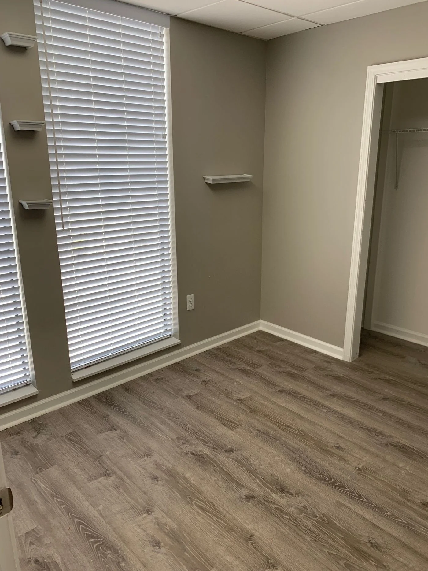 Photo 3 of 29800 Harper Ave, Saint Clair Shores, MI 48082