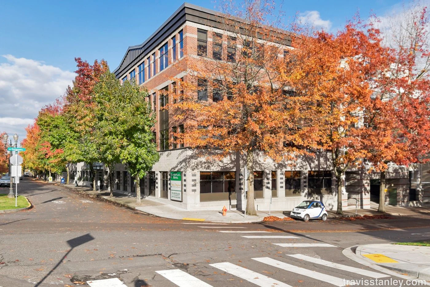 Photo 3 of 1750 S Harbor Way, Portland, OR 97201