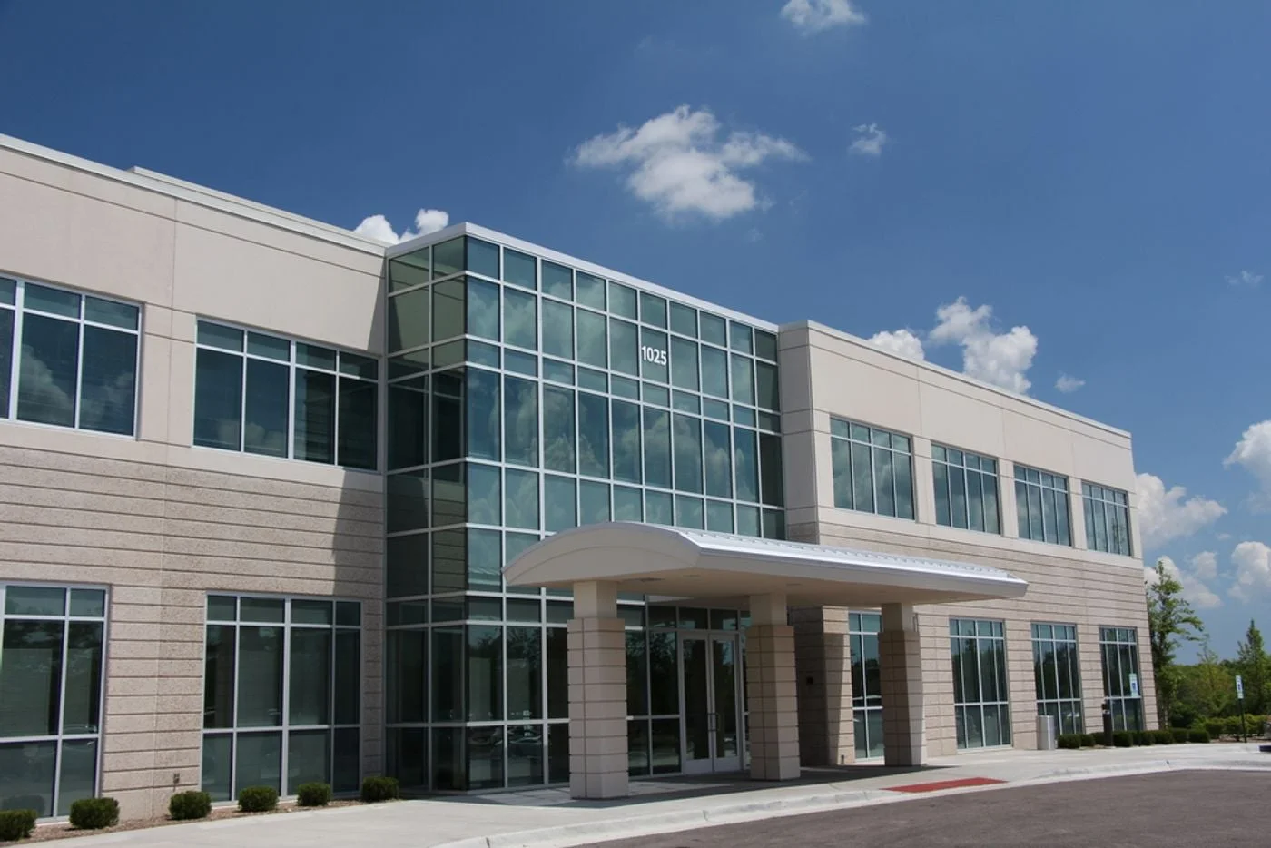 Photo 2 of 1025 Red Oak Ln, Lindenhurst, IL 60046