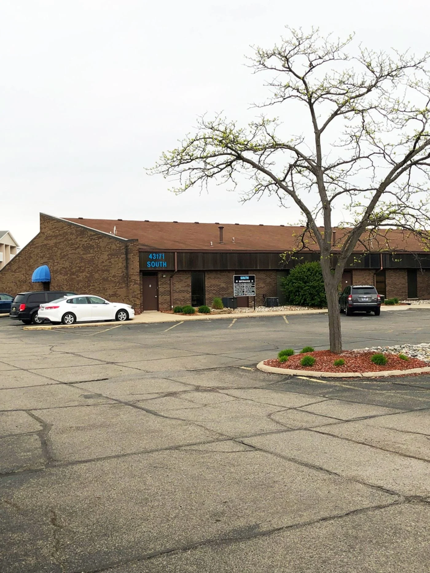 Photo 2 of 43171 Dalcoma Dr, Clinton Township, MI 48038