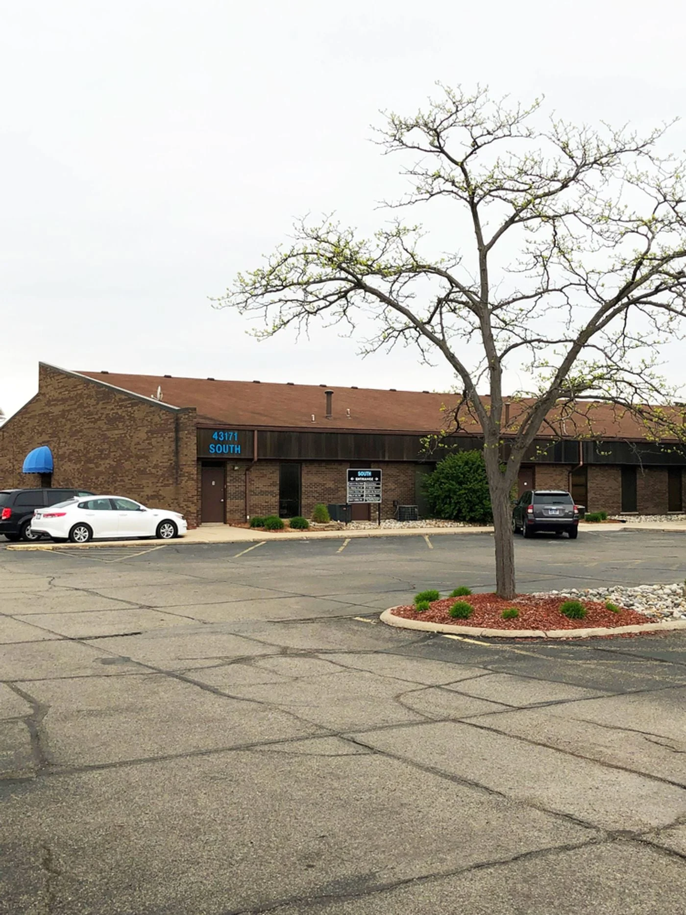 Photo 3 of 43171 Dalcoma Dr, Clinton Township, MI 48038