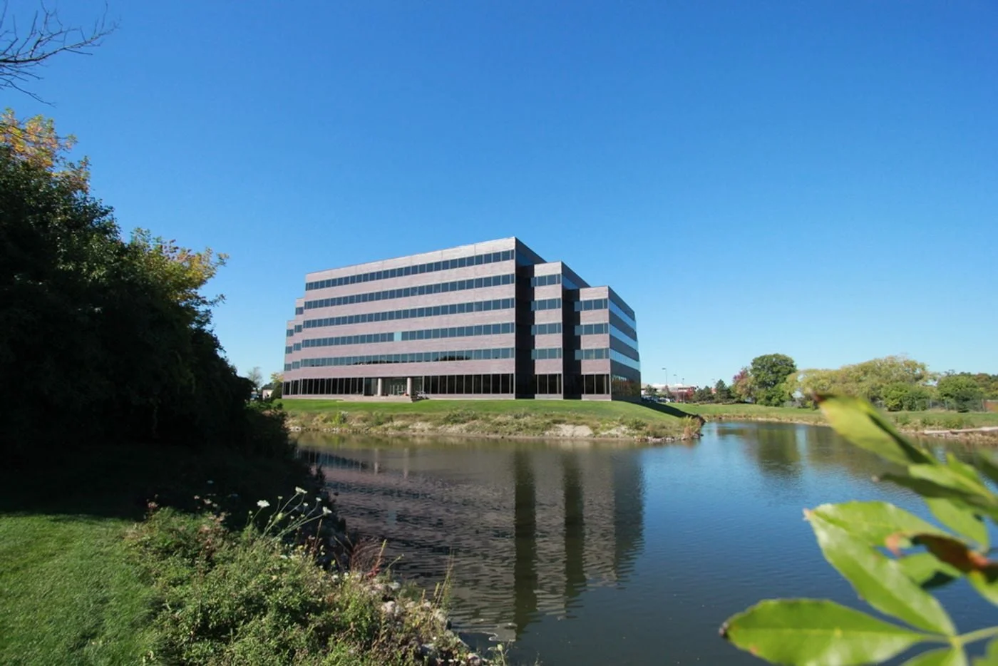 Photo 1 of 999 Oakmont Plaza Dr, Westmont, IL 60559