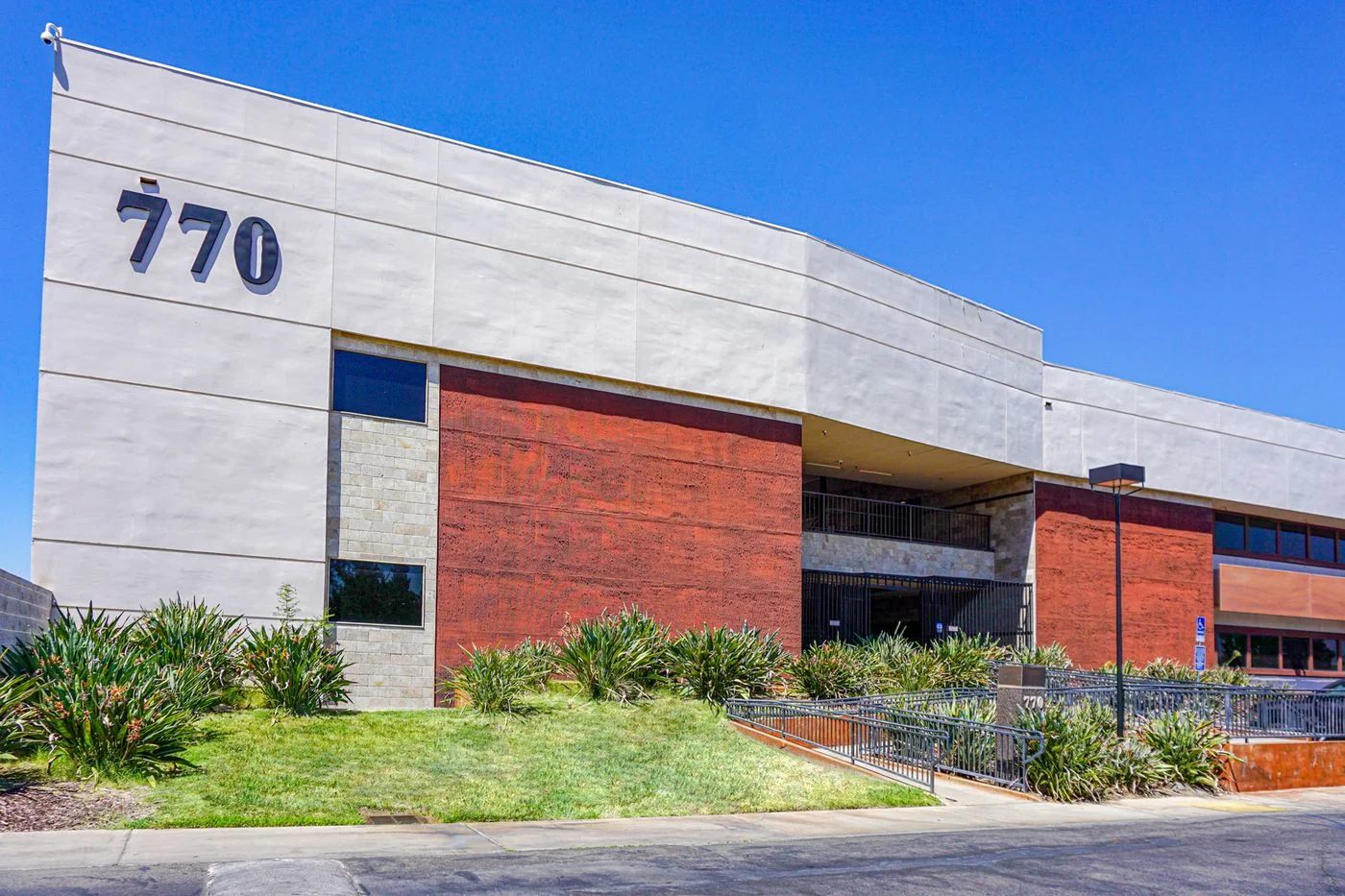 Photo 2 of 770 E Shaw Ave, Fresno, CA 93710