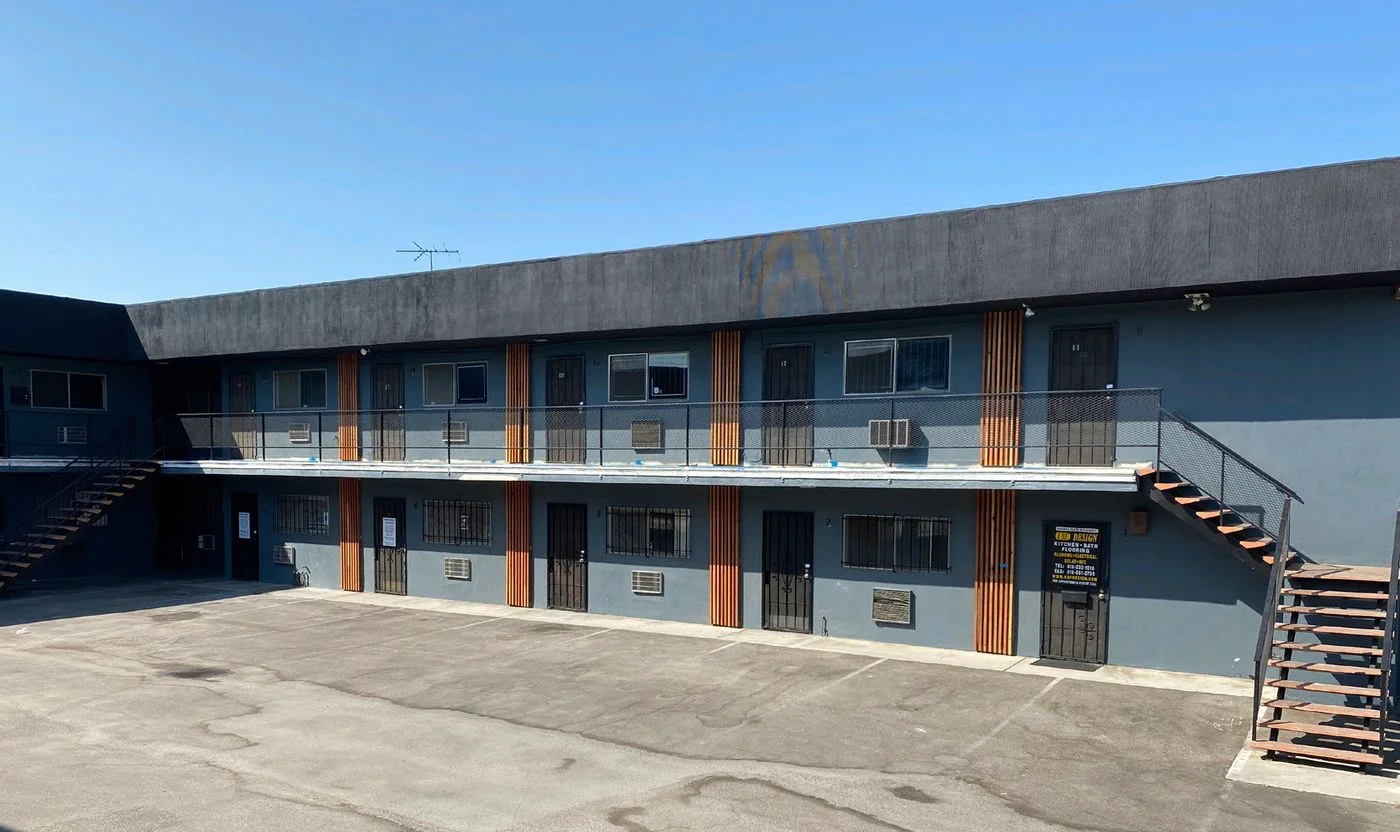 Photo 2 of 15904 Strathern St, Van Nuys, CA 91406