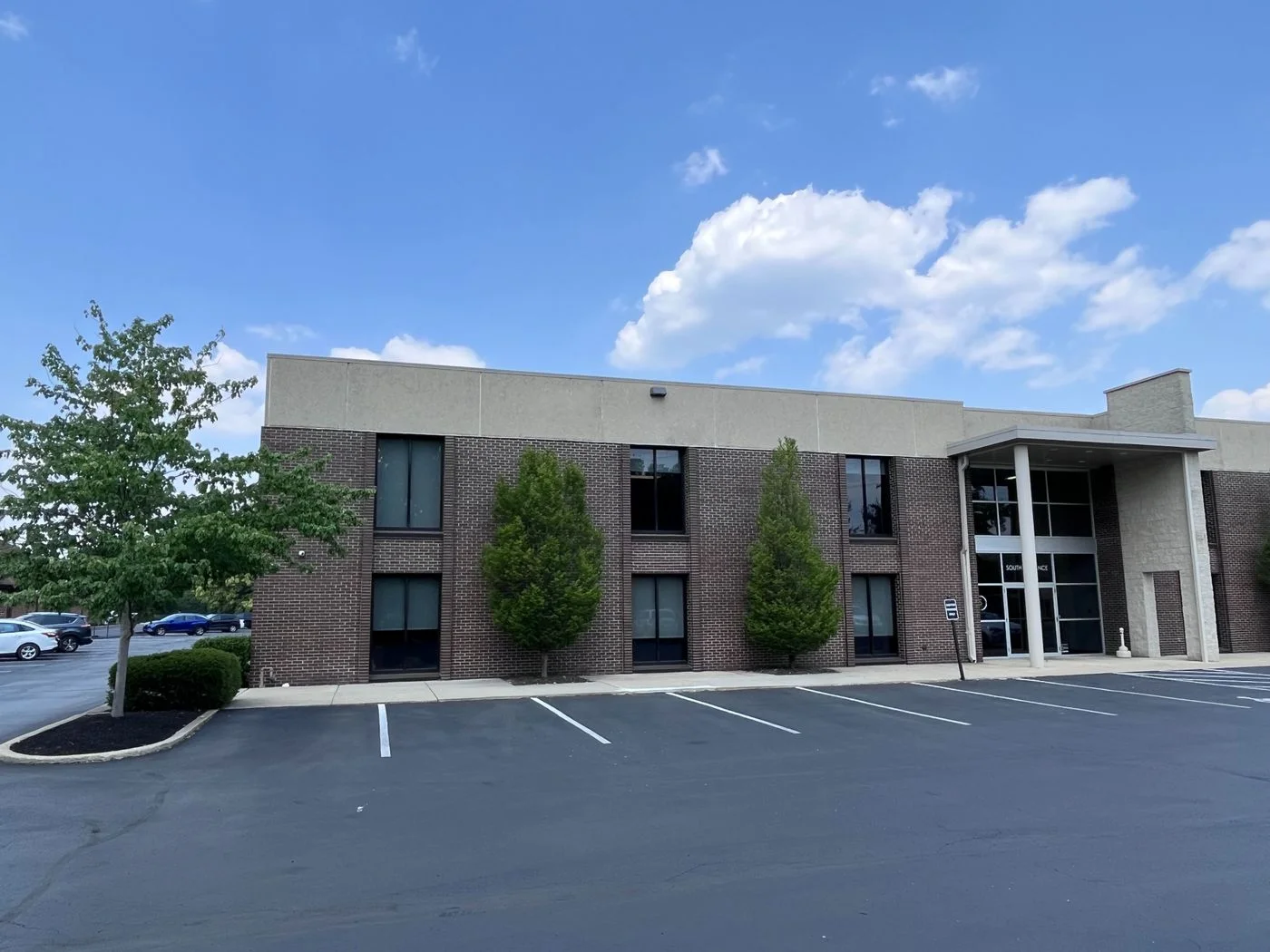 Photo 2 of 1550 Old Henderson Rd, Columbus, OH 43220