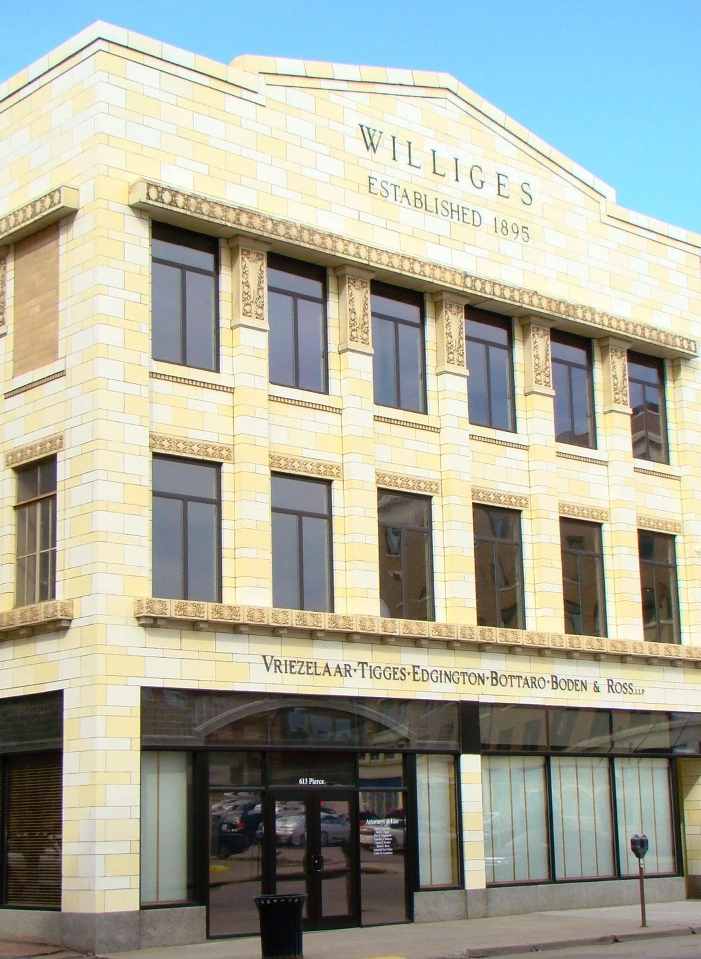 Photo 1 of 617 Pierce St, Sioux City, IA 51101