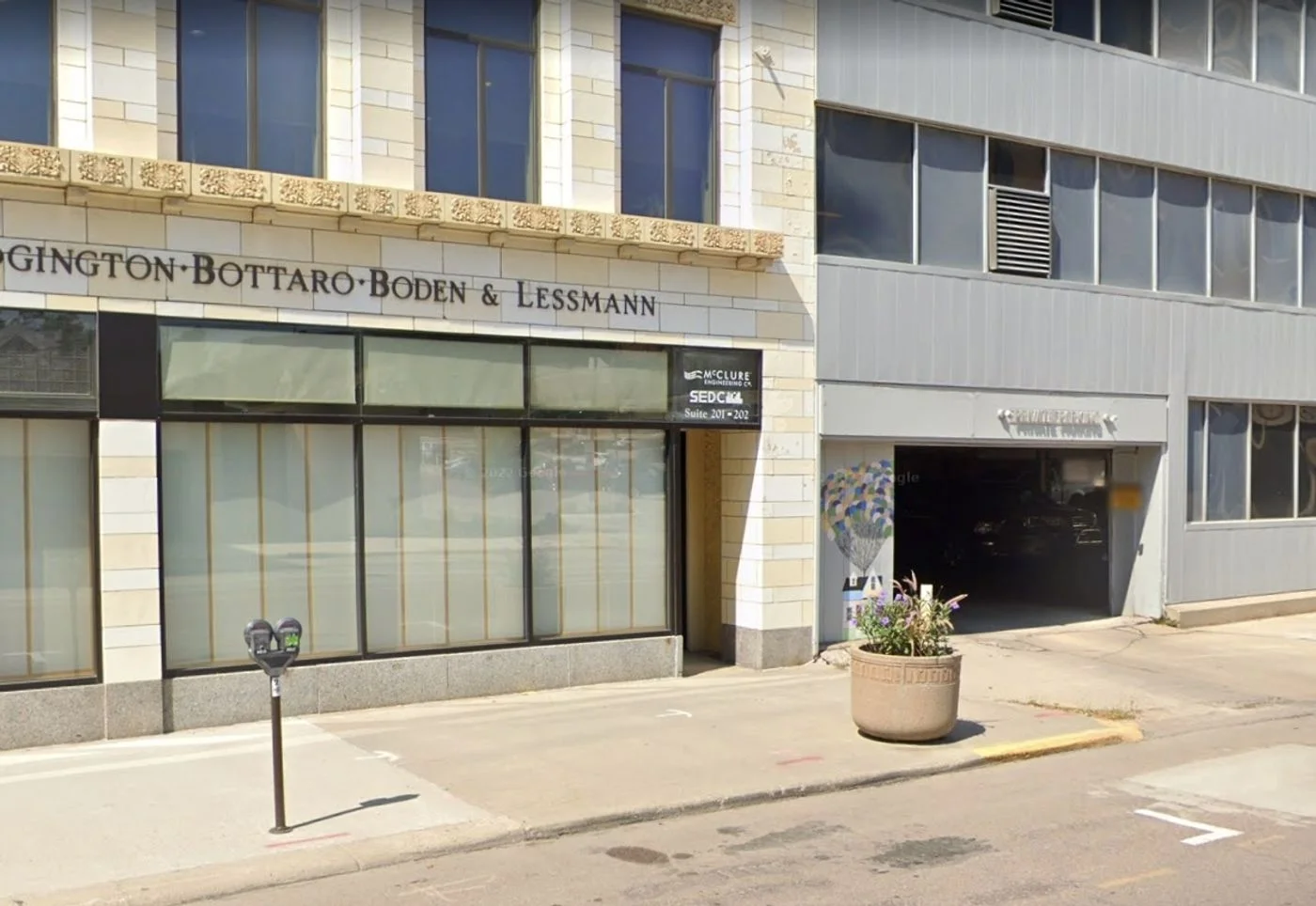 Photo 2 of 617 Pierce St, Sioux City, IA 51101