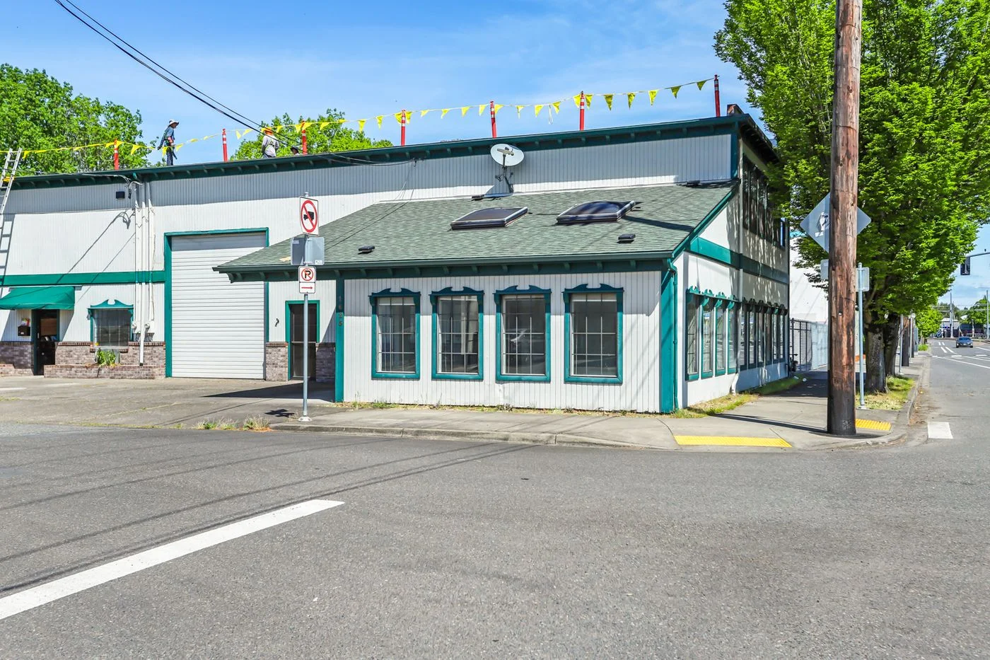 Photo 2 of 1625 SE Lafayette St, Portland, OR 97202