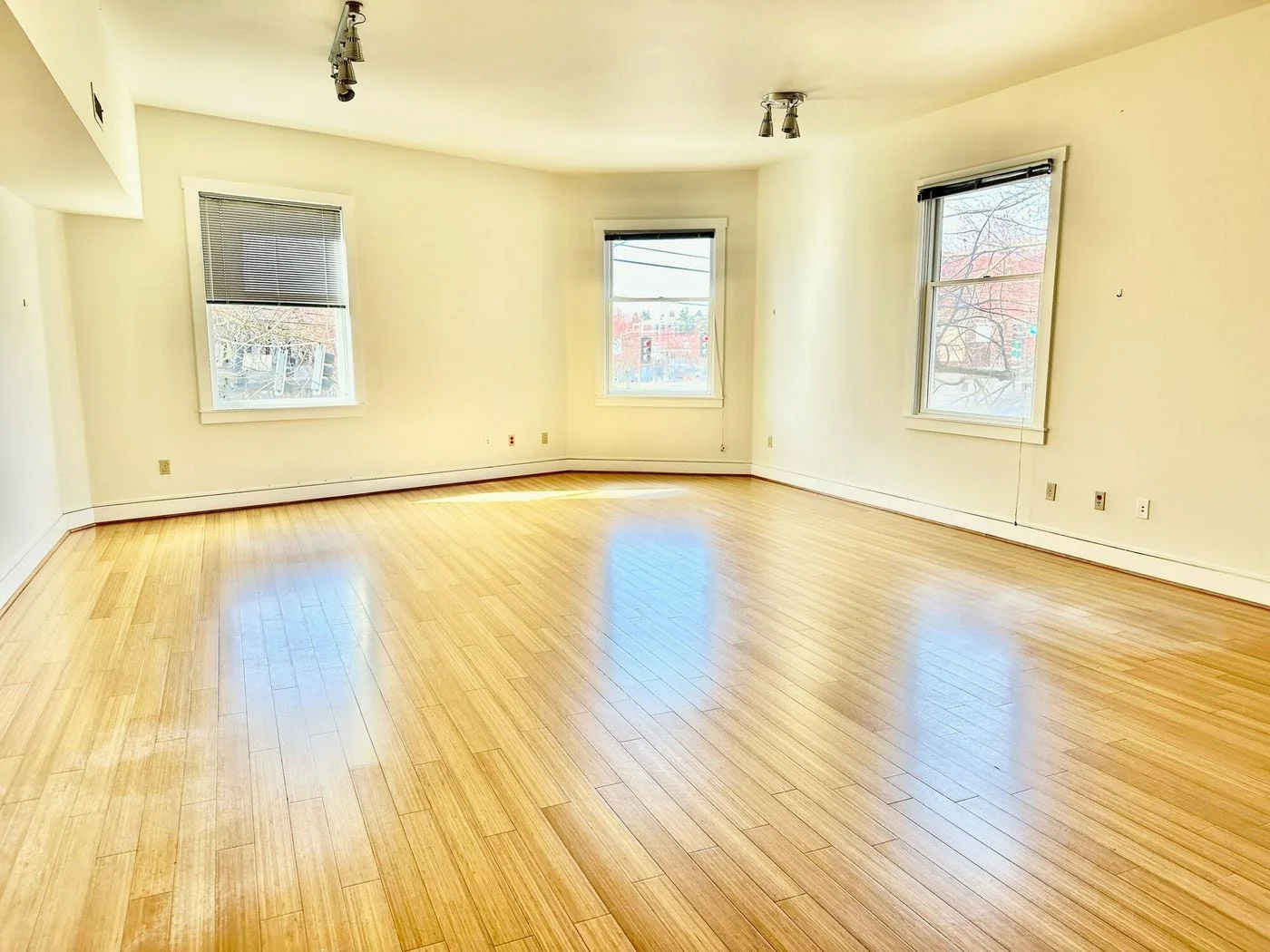 Photo 2 of 711 N 35th St, Seattle, WA 98103