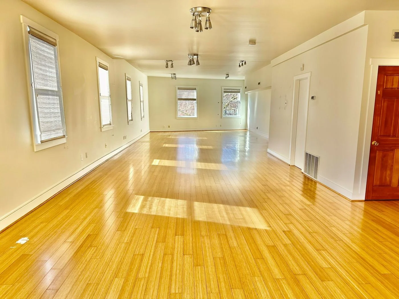 Photo 3 of 711 N 35th St, Seattle, WA 98103