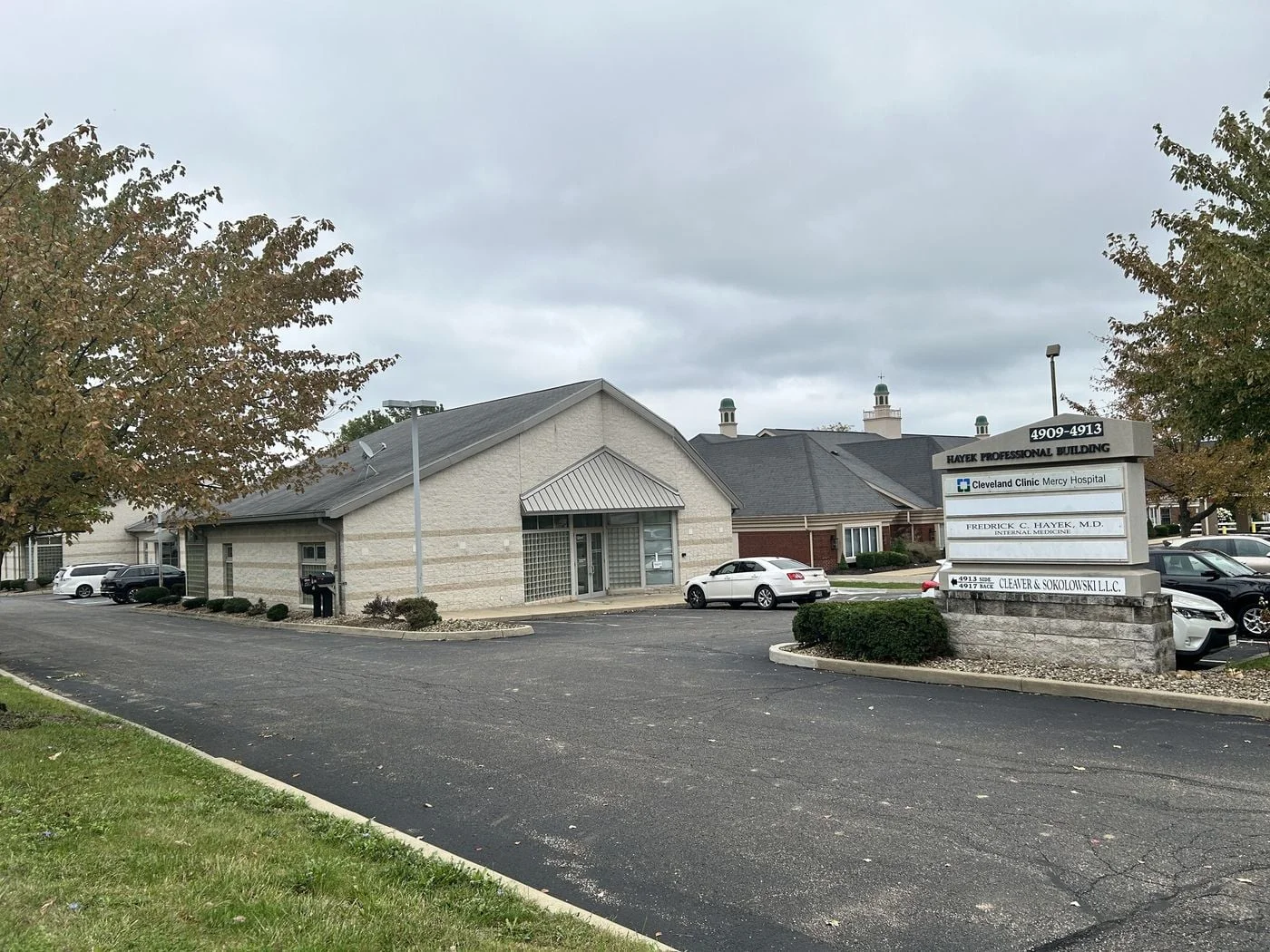 Photo 1 of 4911 Munson St NW, Canton, OH 44718