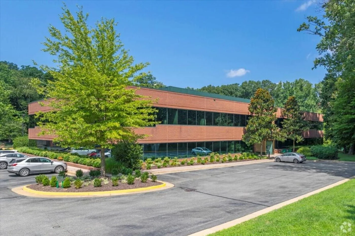 Photo 2 of 5270 Shawnee Rd, Alexandria, VA 22312