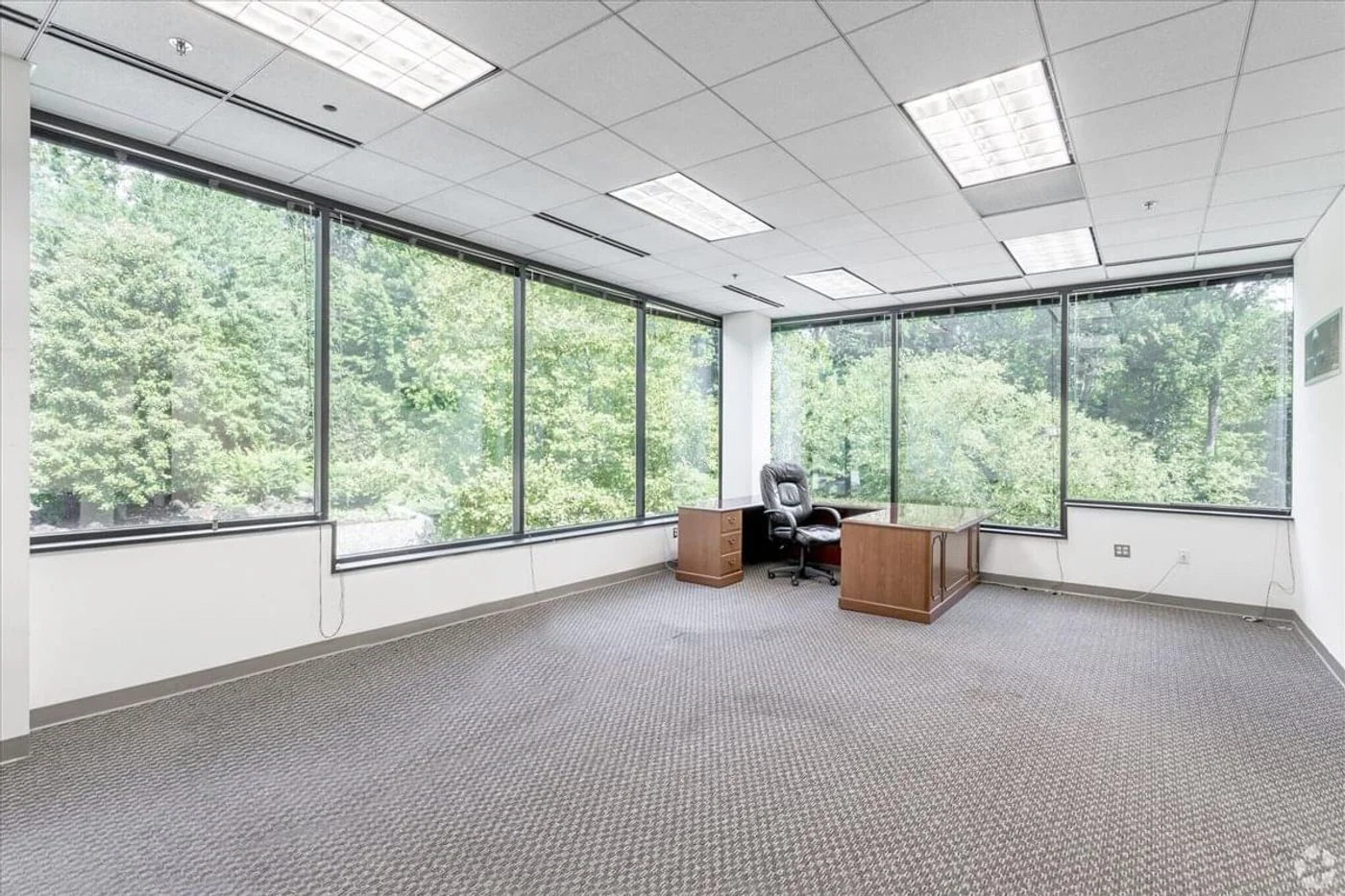 Photo 3 of 5270 Shawnee Rd, Alexandria, VA 22312