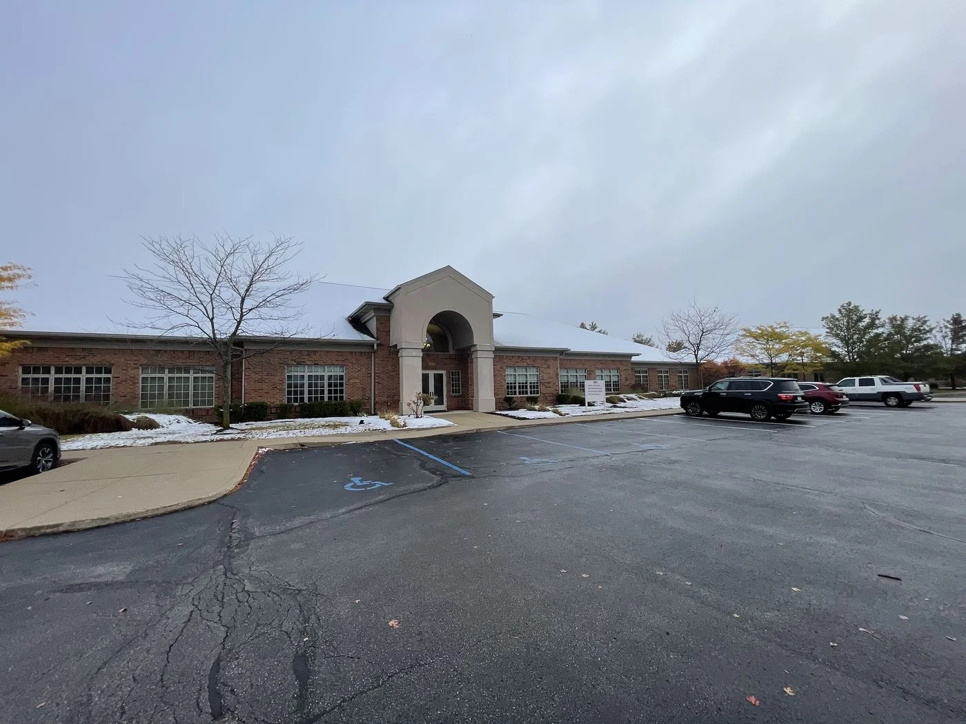 Photo 2 of 1001 Chestnut Hills Pkwy, Fort Wayne, IN 46814