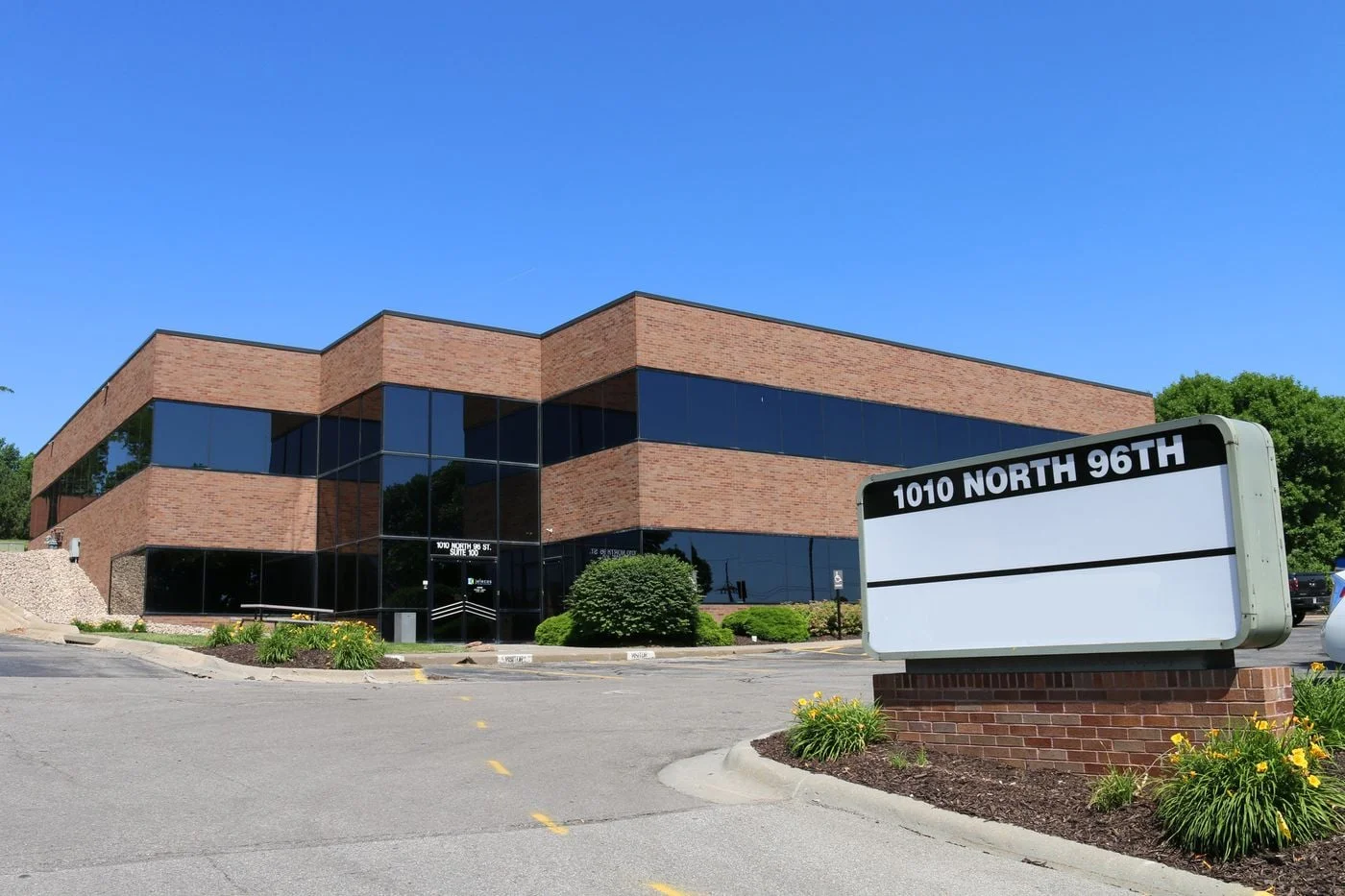 Photo 1 of 1010 N 96th St, Omaha, NE 68114