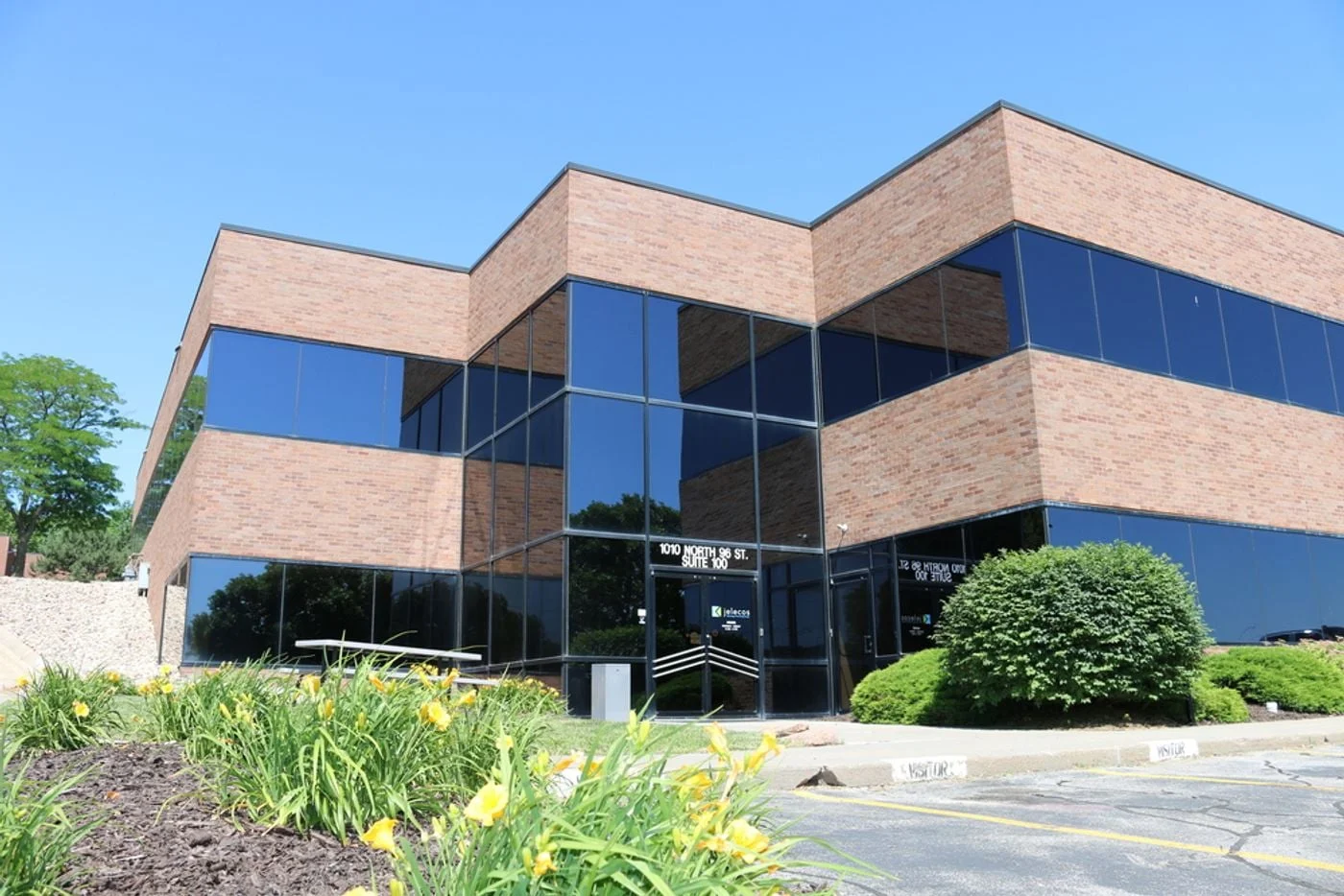 Photo 2 of 1010 N 96th St, Omaha, NE 68114