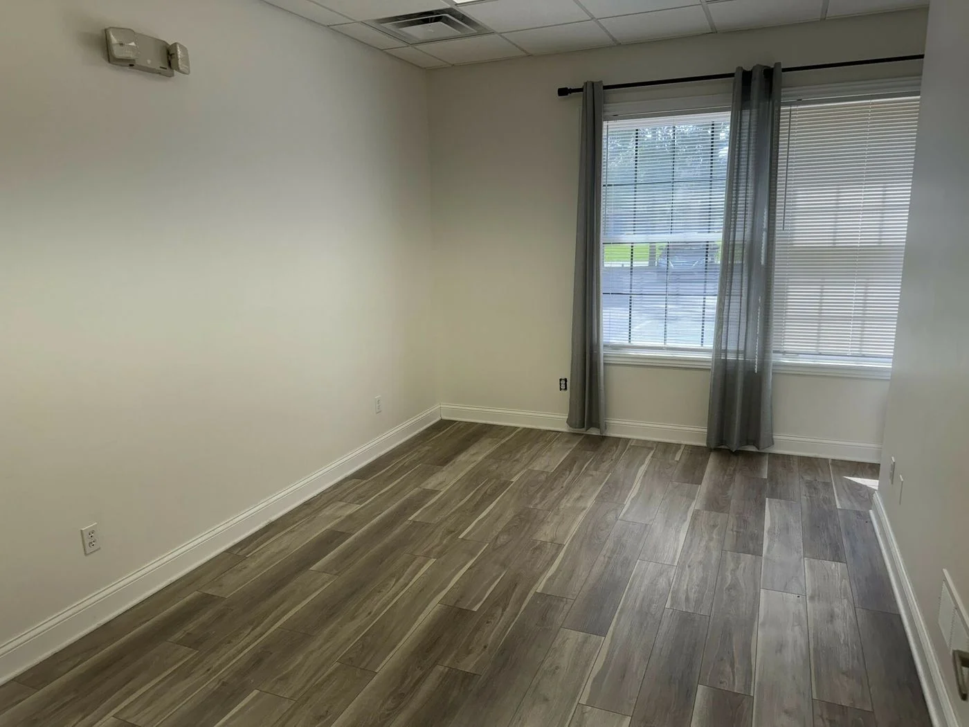 Photo 2 of 8155 Annsbury Dr, Shelby Township, MI 48316