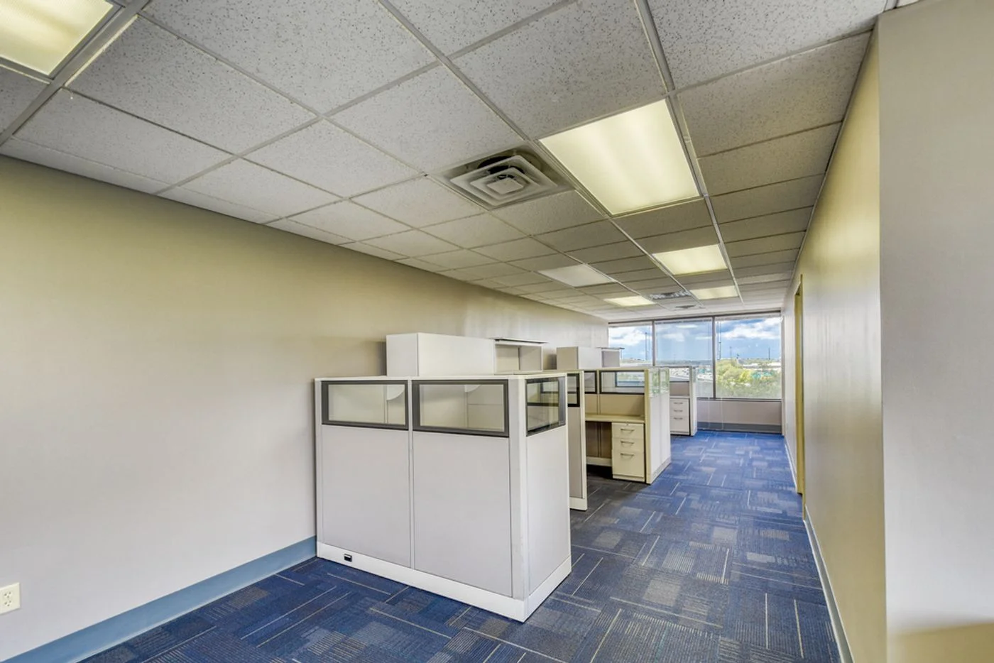 Photo 3 of 6620 Southpoint Dr S, Jacksonville, FL 32216