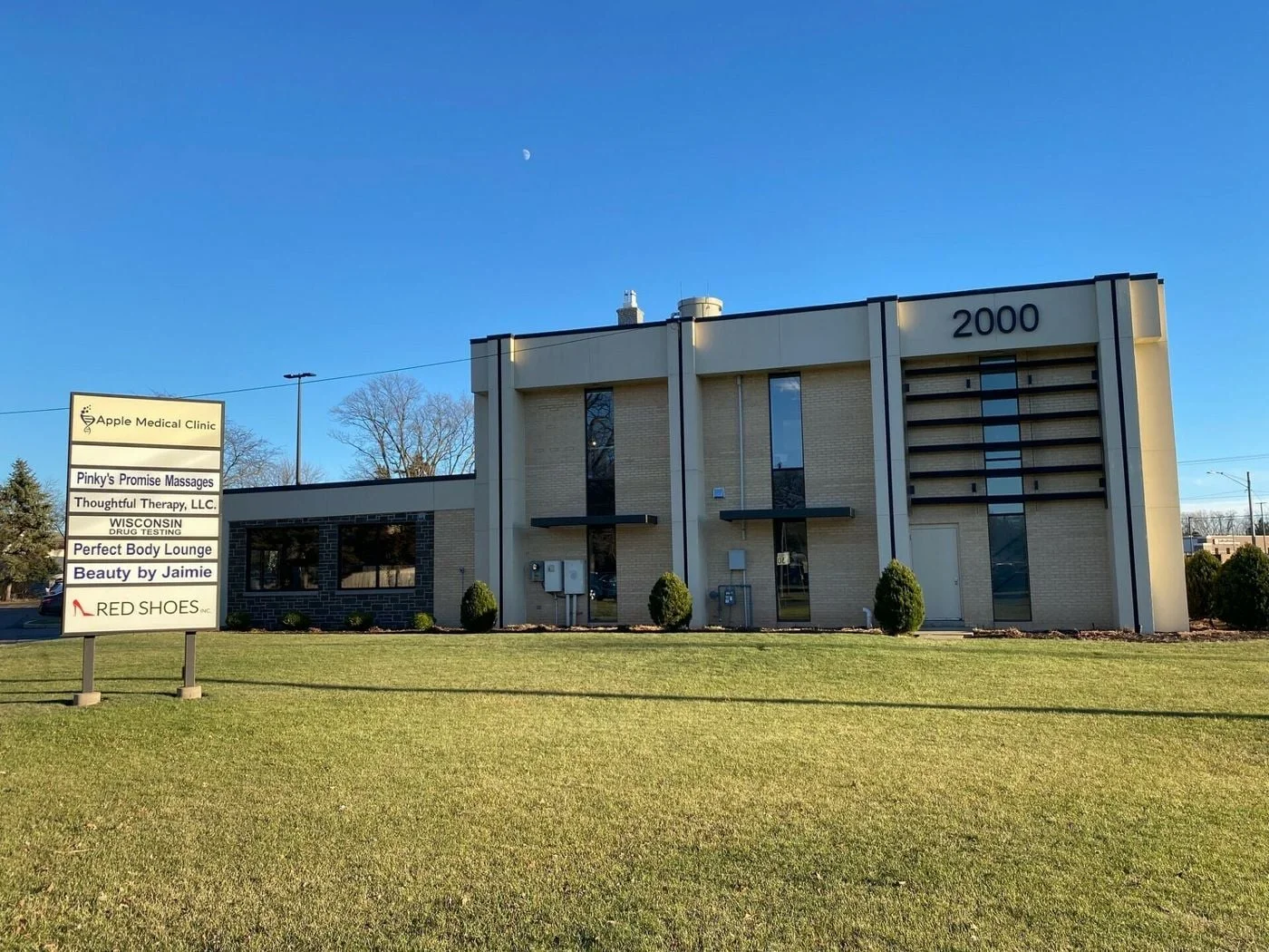 Photo 1 of 2000 S Memorial Dr, Appleton, WI 54915