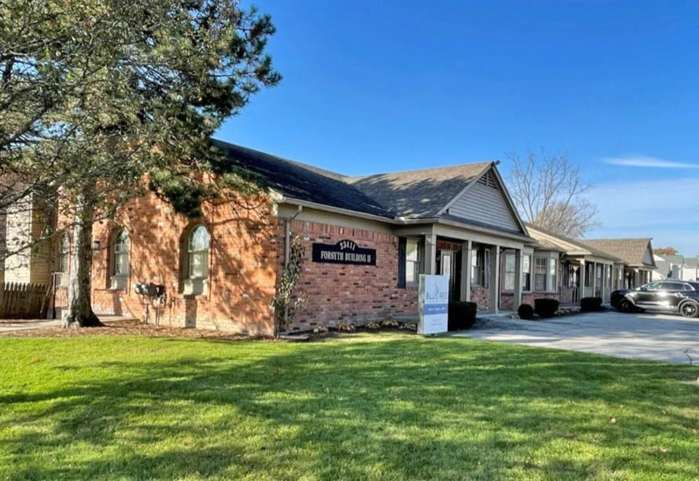 Photo 2 of 23409 Jefferson Ave, Saint Clair Shores, MI 48080