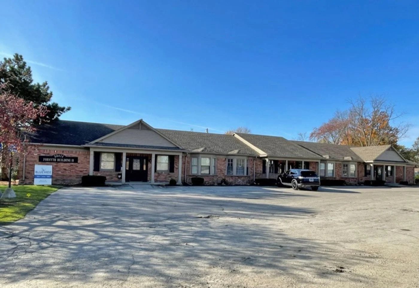 Photo 3 of 23409 Jefferson Ave, Saint Clair Shores, MI 48080