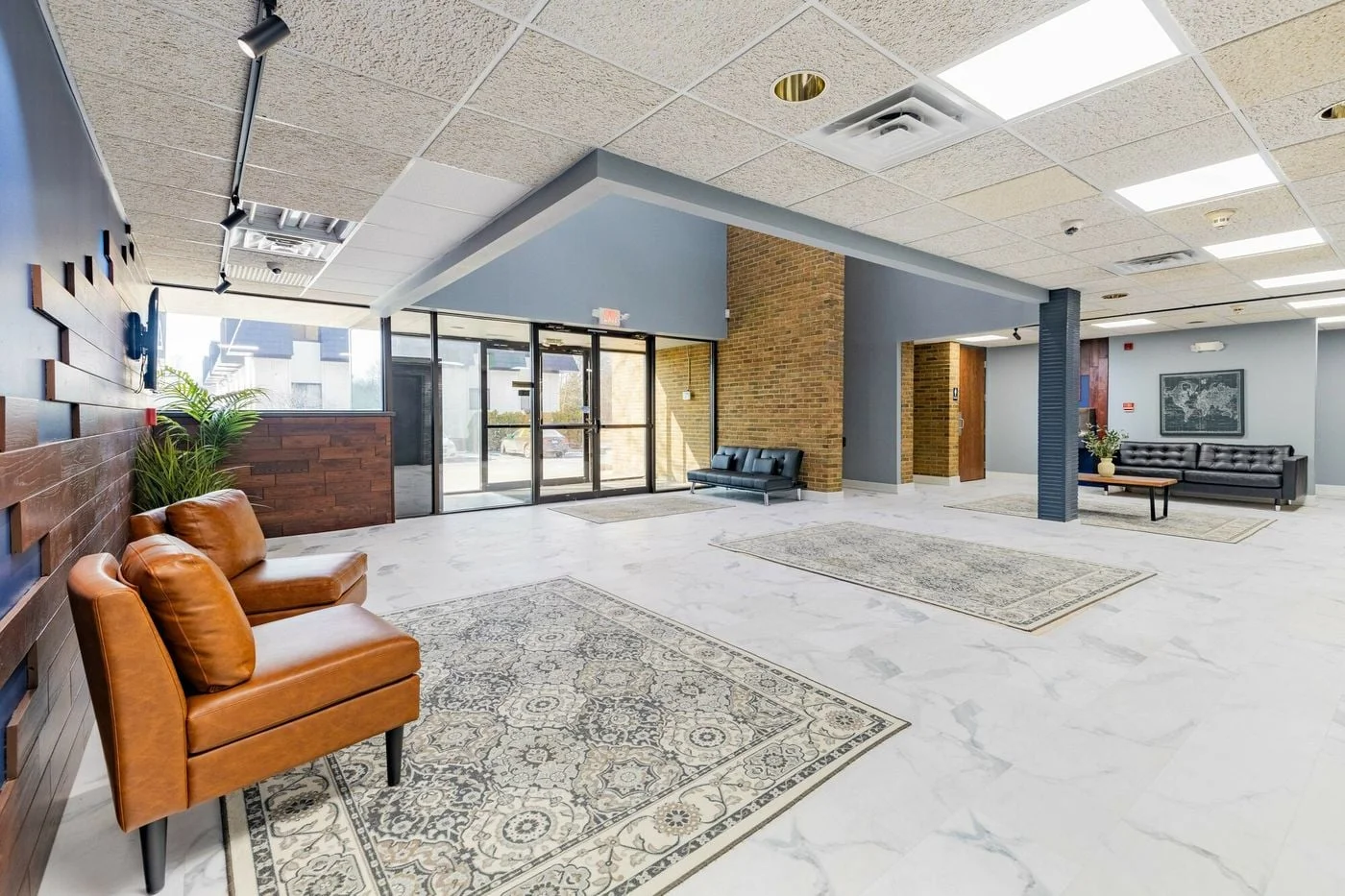 Photo 2 of 805 Oakwood Dr, Rochester, MI 48307