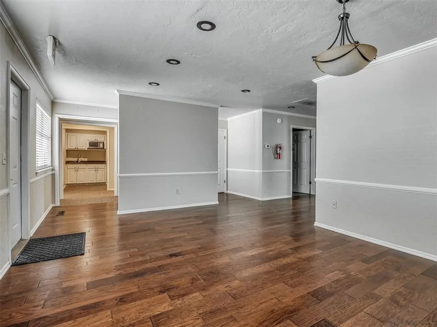 Photo 3 of 525 Tower Dr, Moore, OK 73160