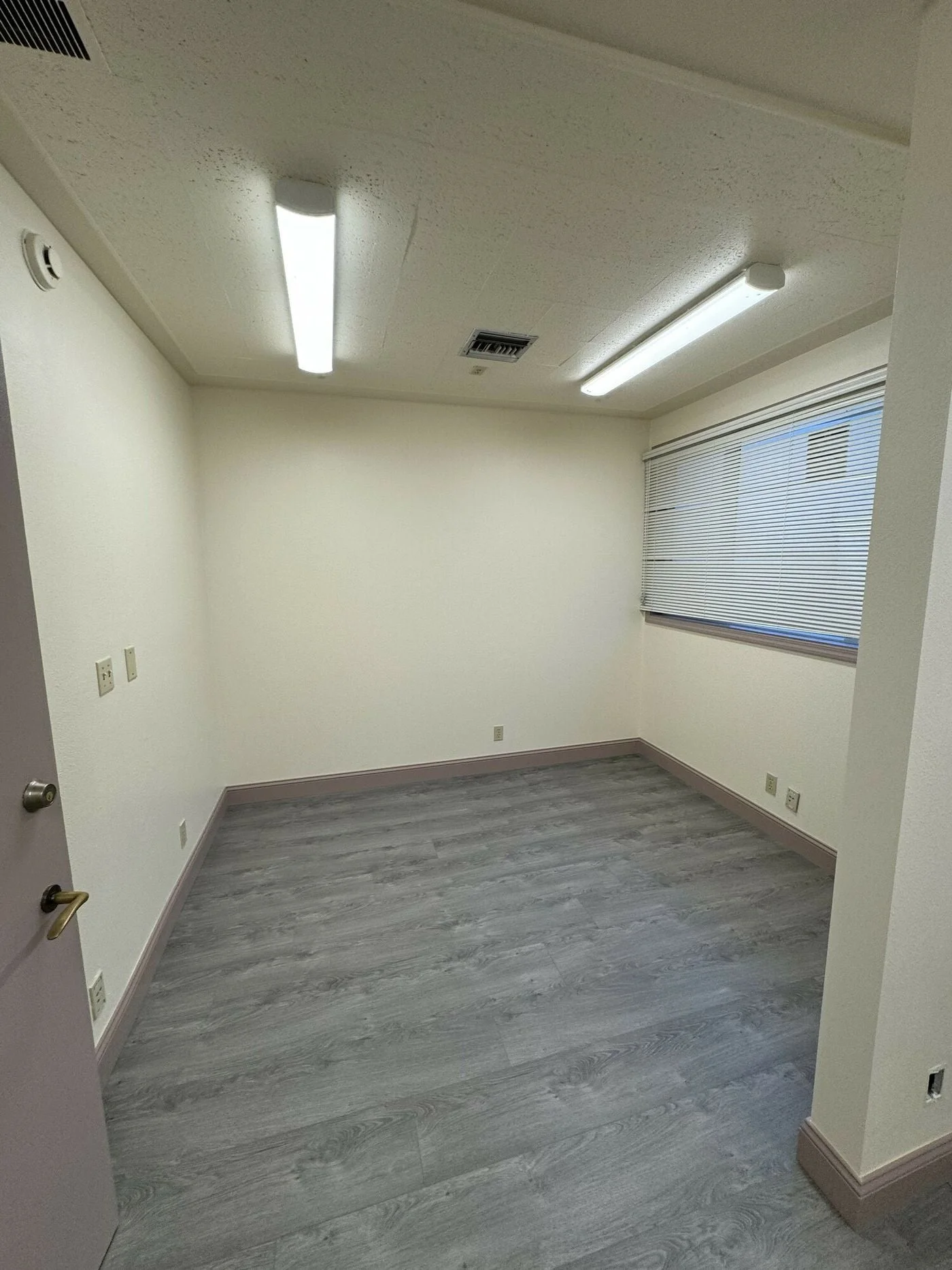 Photo 3 of 2901 S 128th St, Tukwila, WA 98168