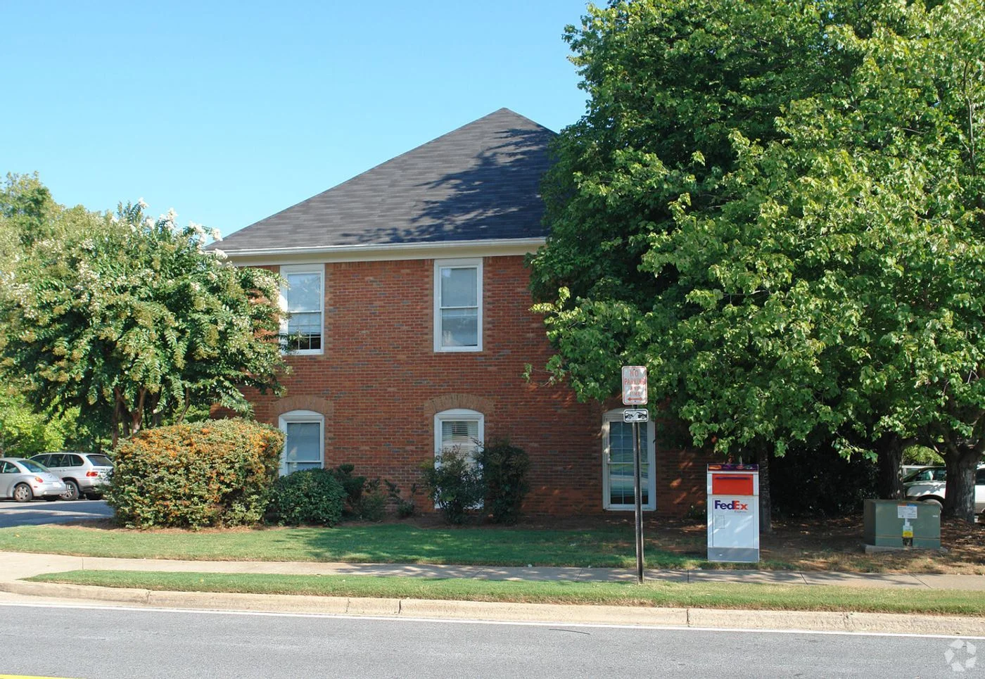 Photo-1 of 610 Colonial Park Dr, Roswell, GA 30075