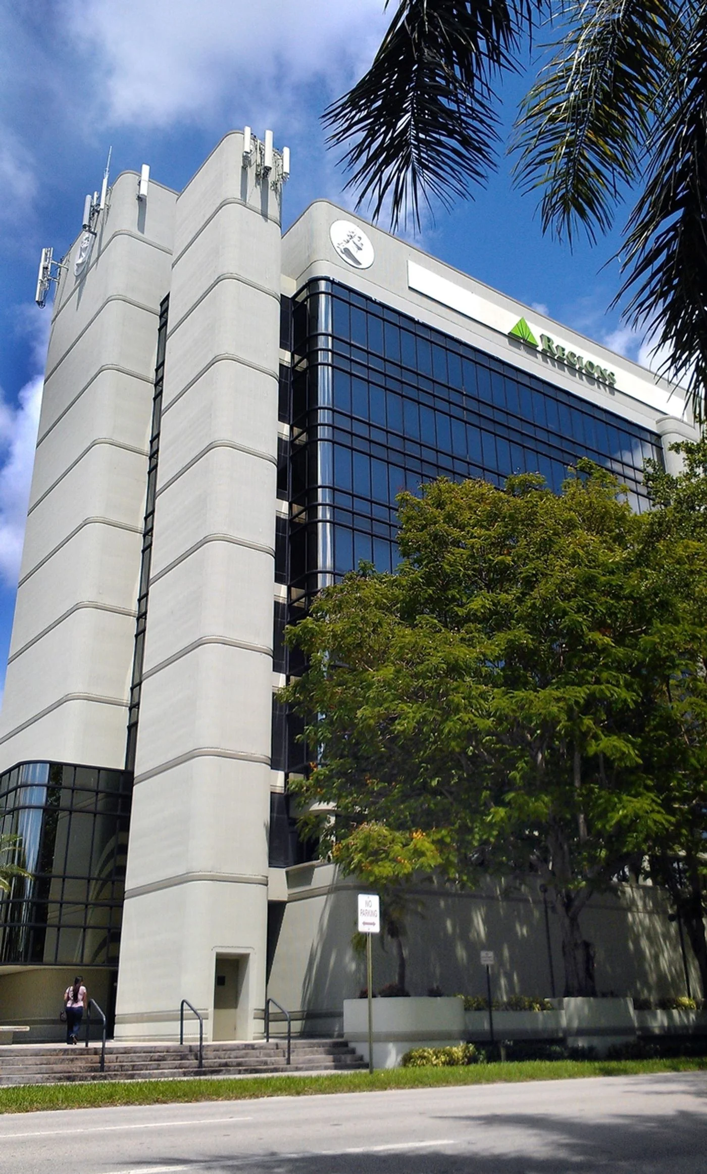 Photo 1 of 450 N Park Rd, Hollywood, FL 33021