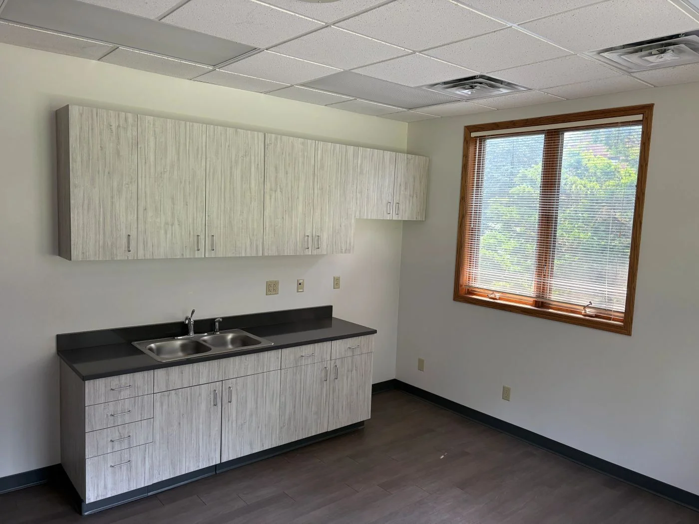 Photo 2 of 1828 E Locust St, Davenport, IA 52803