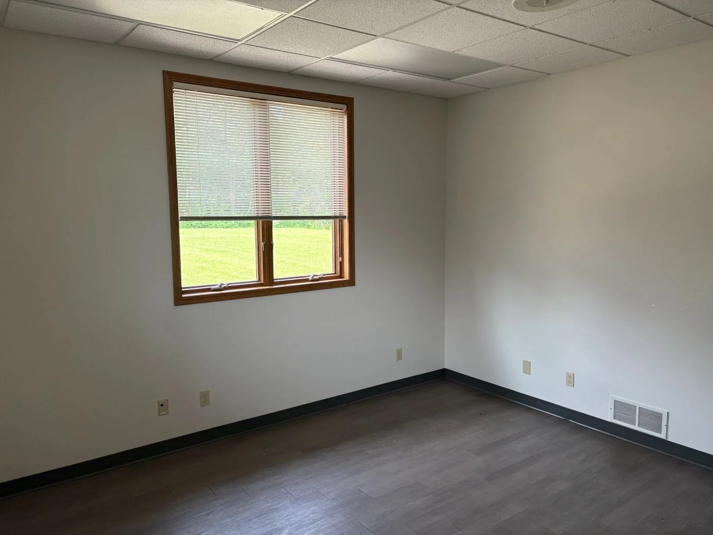 Photo 3 of 1828 E Locust St, Davenport, IA 52803