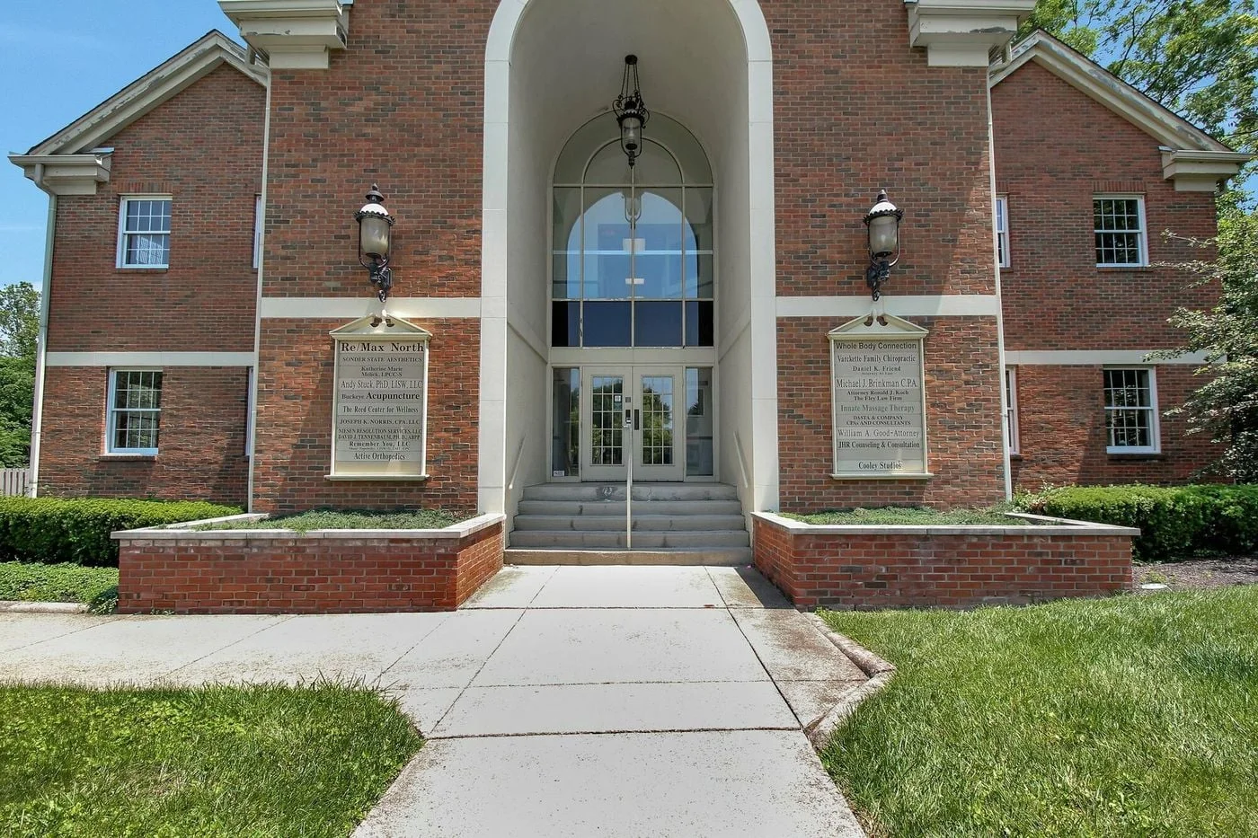 Photo 2 of 870 High Street, Worthington, OH 43085