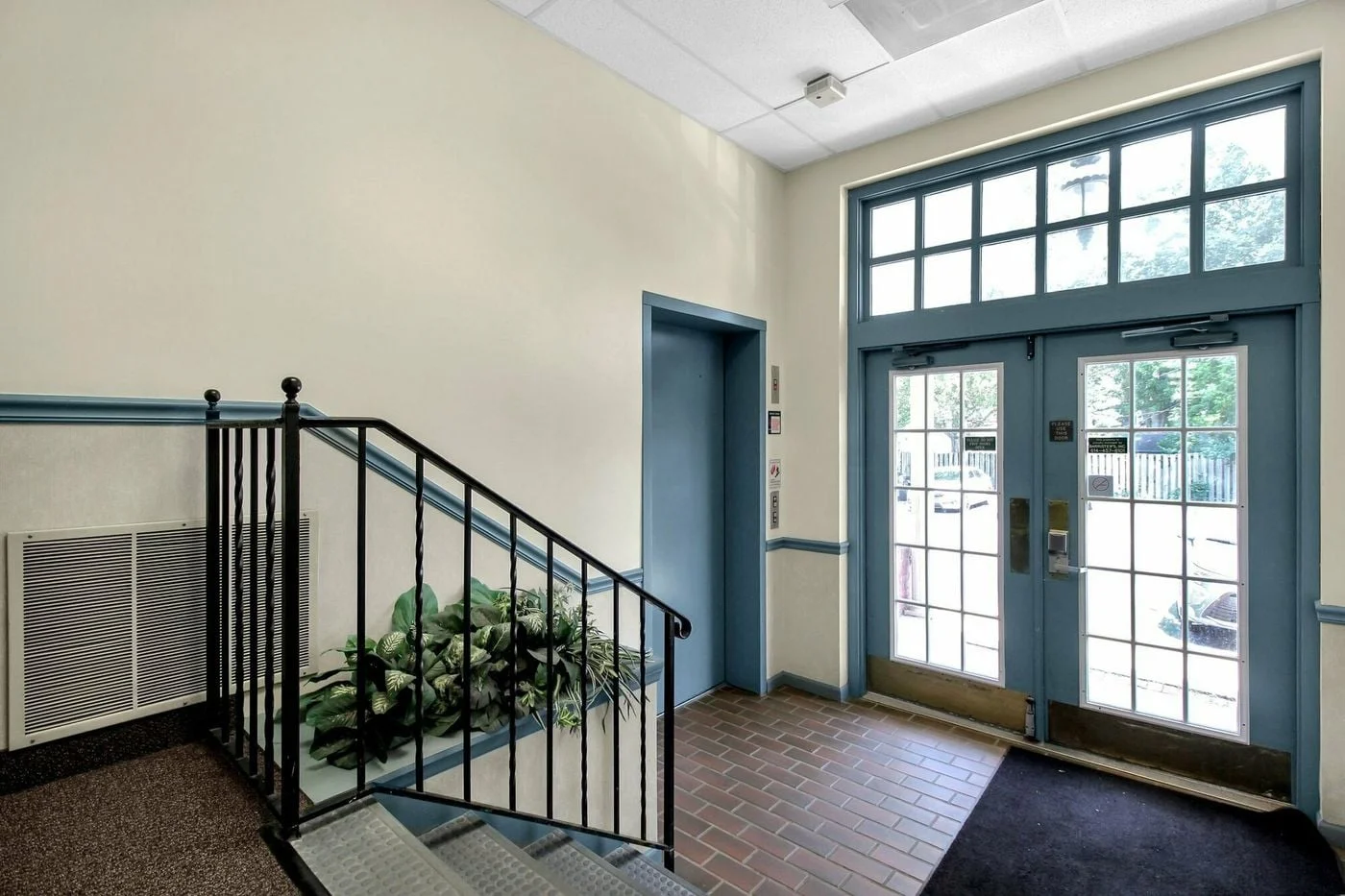 Photo 3 of 870 High Street, Worthington, OH 43085