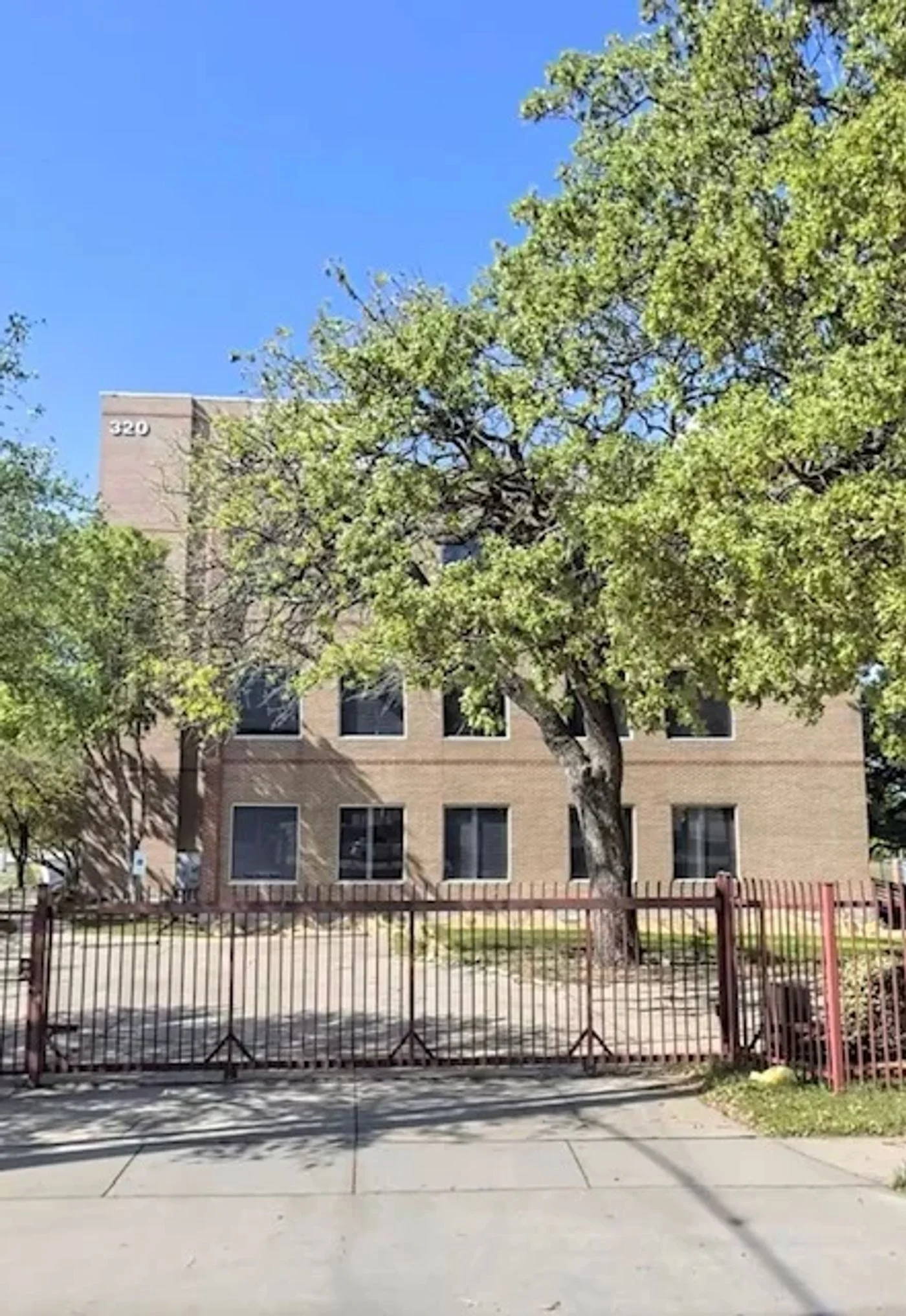 Photo 2 of 320 S R L Thornton Fwy, Dallas, TX 75203