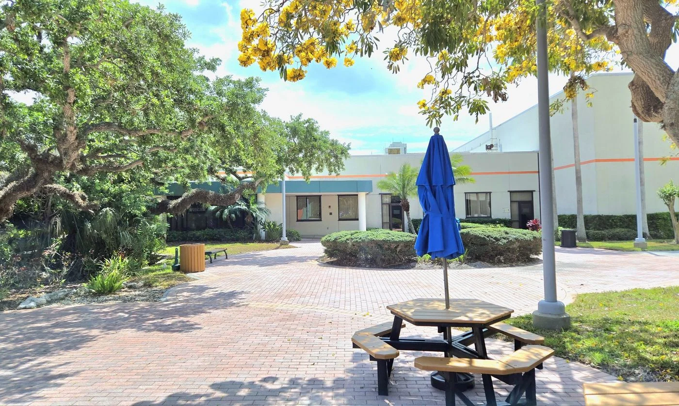 Photo 2 of 850 13th Ave E, Bradenton, FL 34208