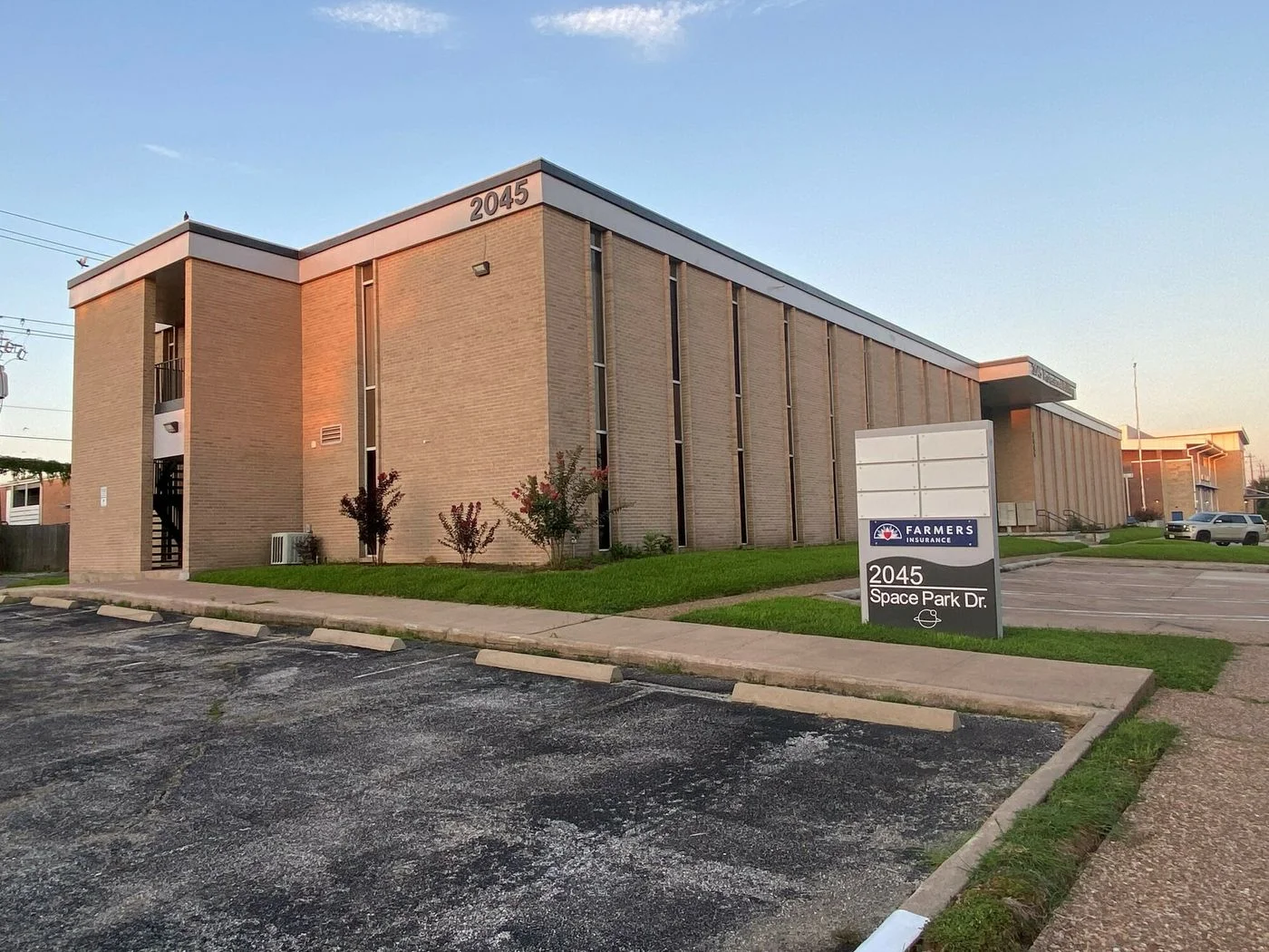 Photo 3 of 2045 Space Park Dr, Houston, TX 77058